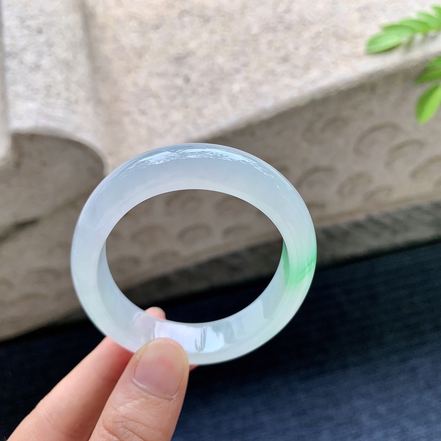 贵妃52 53，圈口53.7/45.5/12.1/7.5，编码HT073159，描述：冰糯飘绿，水润，种老，细腻，打灯有絮线