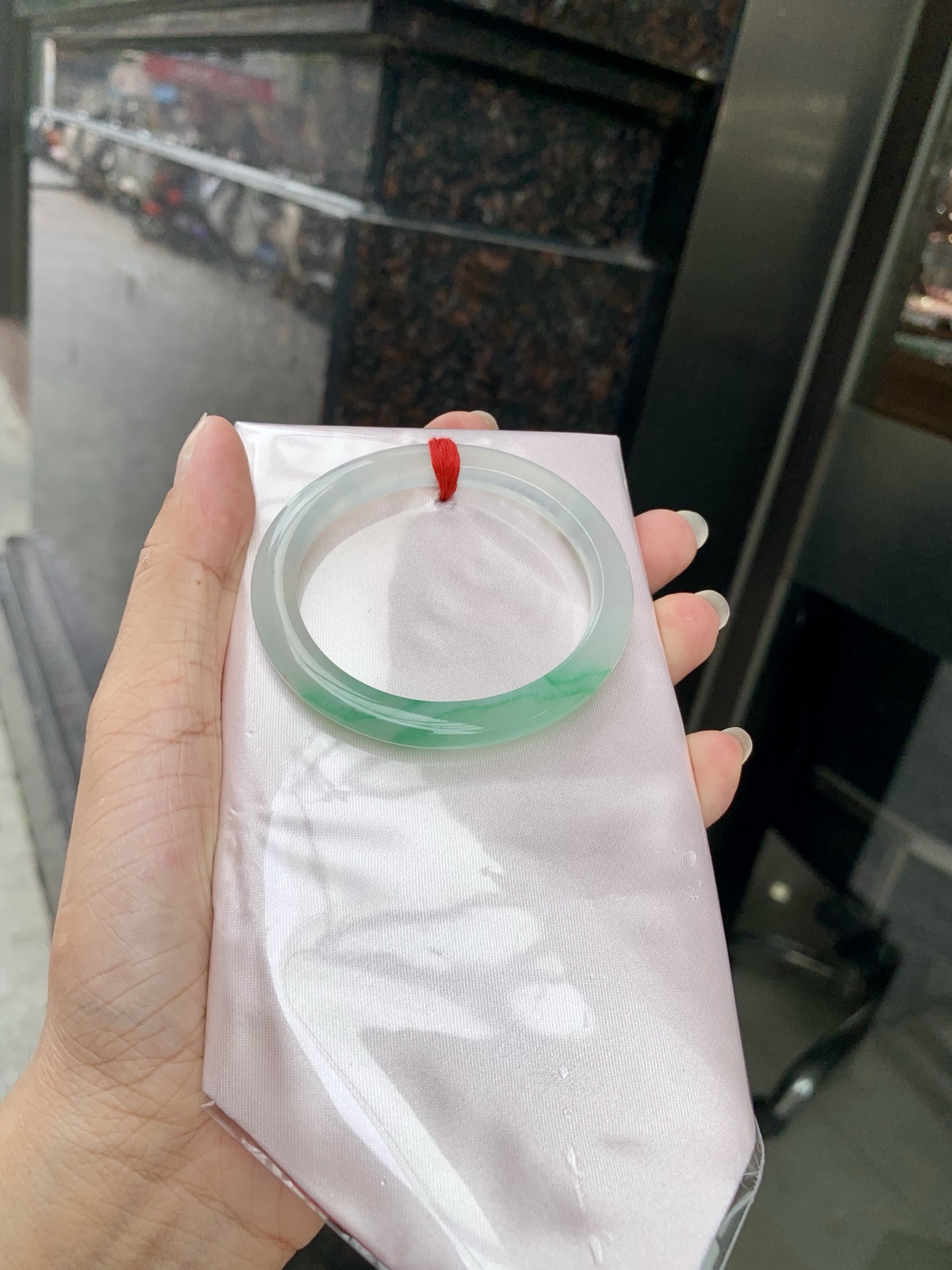 冰飘绿花贵妃，打灯细纹，冰透的底妆上金丝绿花点缀，简约却充满灵气，清新如芽，宛若自然的画卷凝结于腕间，静中带动，韵味悠长