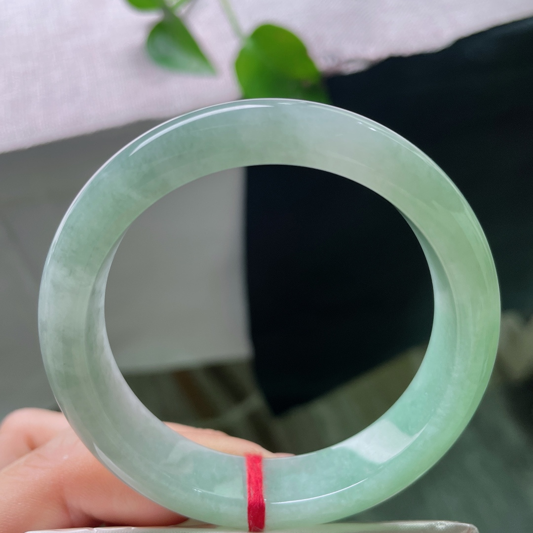 54.2/12.9/8.5，晴底正圈，晶体纹，满圈淡雅晴绿色调，水润通透，素圈简约大方，佩戴清爽舒适，四季百搭。ss ss55267a