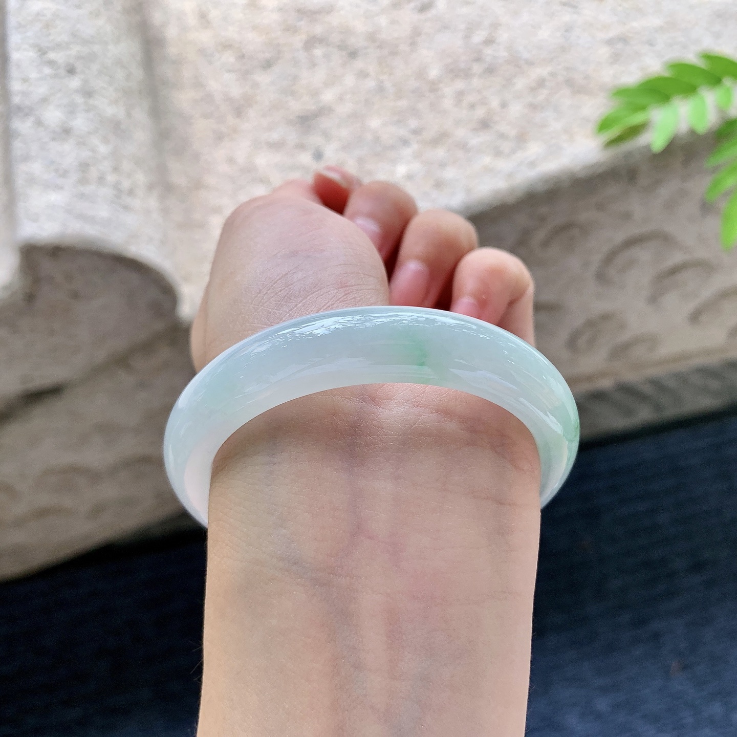 正圈 52 53，圈口53/11.3/7.8，编码T1073002，细糯飘绿，水润，种老，细腻，打灯有絮线
