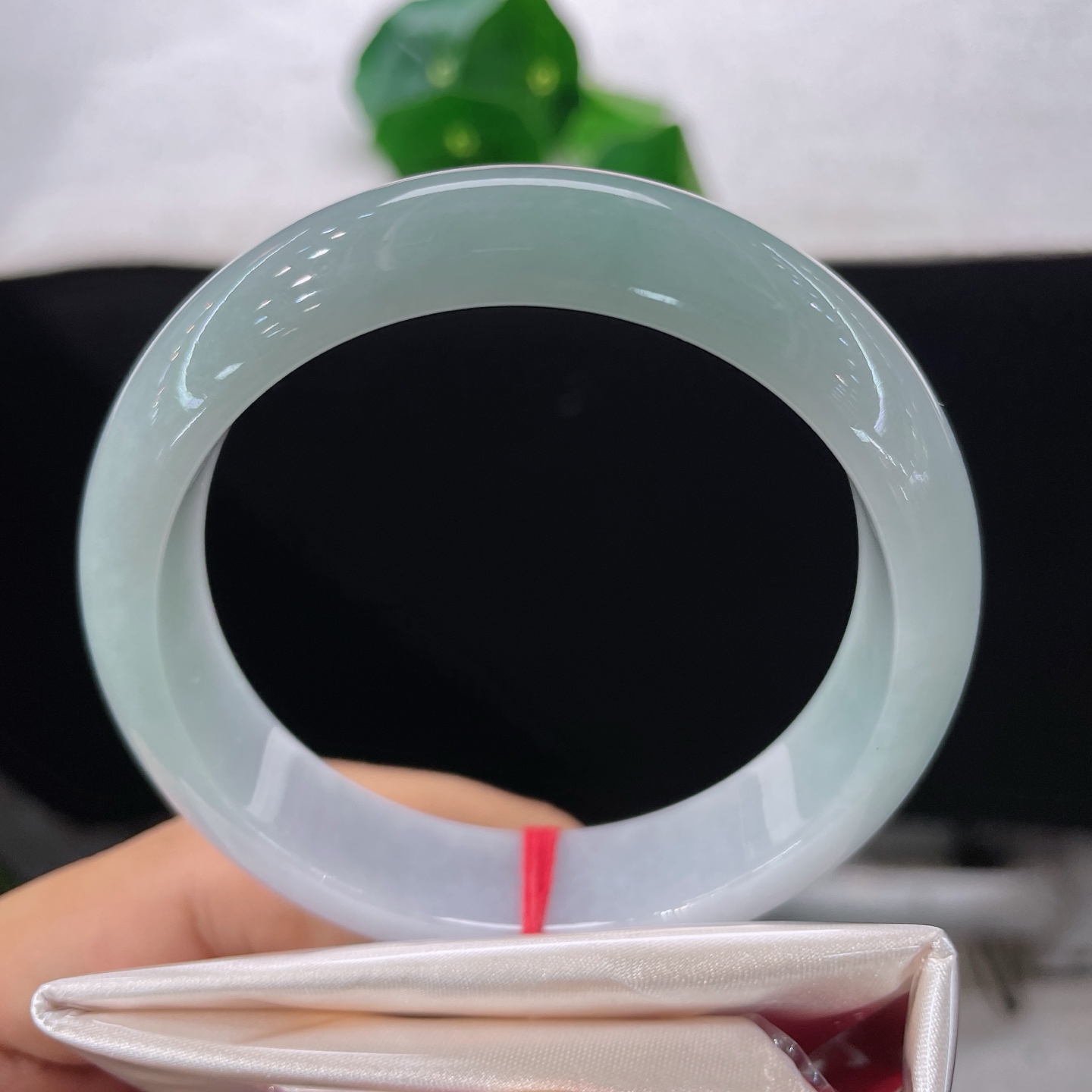 圈口59/14.5/8.1，淡果绿正圈，58/59可戴，仿若涧水含烟，浅青玉底水润莹亮，色泽淡雅。无