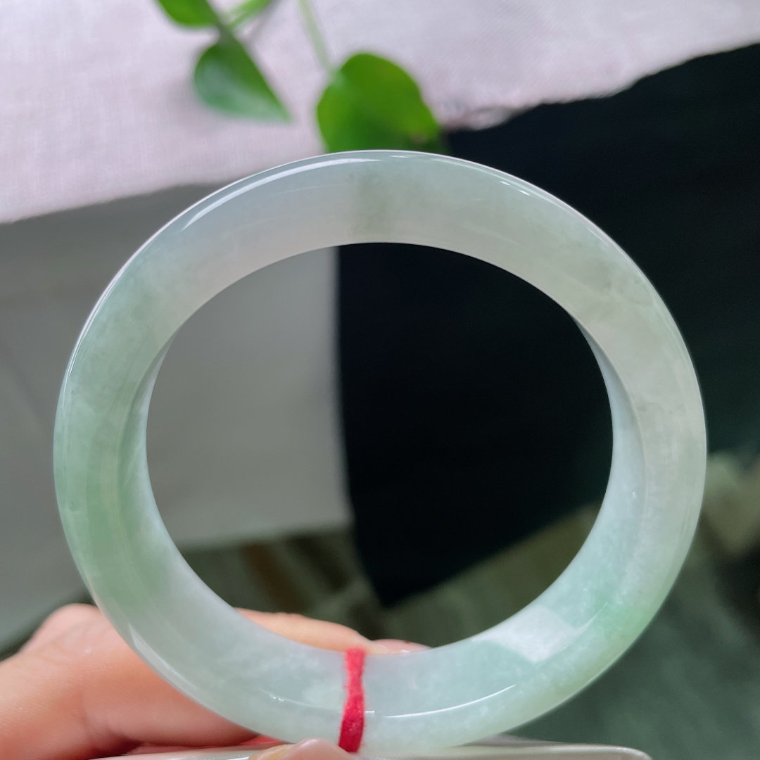 56/13.2/8.2，淡绿底正圈，清浅伊人，干净，种老，佩戴优雅永不过时，一点皮纹，55263a