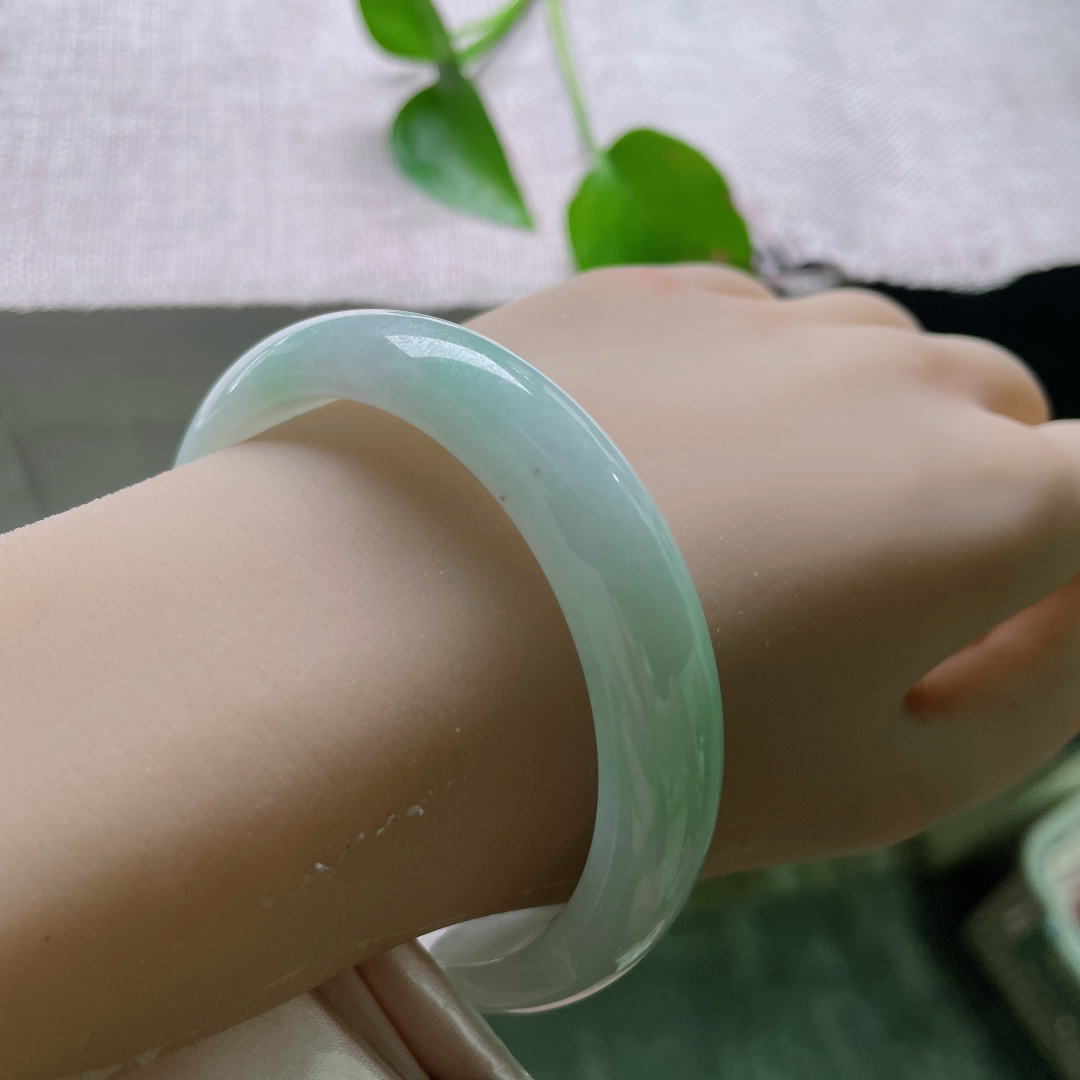 57.7/13.0/7.4，绿底正圈，无裂，薄雾凝玉，淡青浅晕缓缓铺展，清润淡然，藏着一池静水的温柔。ss ss52260a