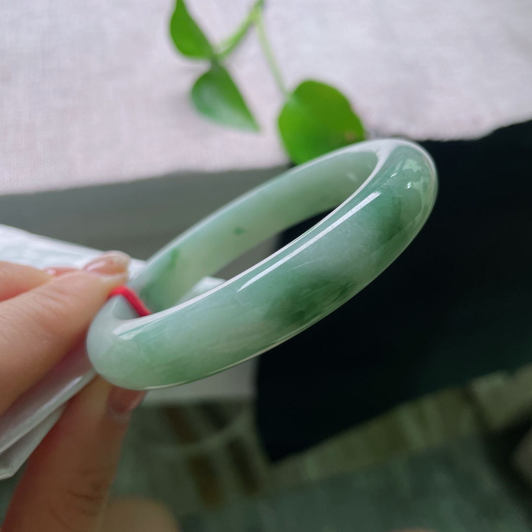 57.8/11.6/8.9，飘花正圈，棉线，清新的浅青底上，灵动绿飘花随性舒展，如同水墨晕染，自带淡雅诗意，ss54197a