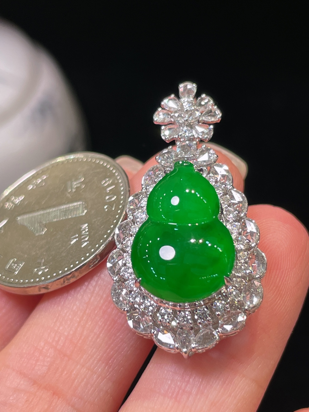 翡翠A货 葫芦吊坠，阳绿满色，料子冰润细腻，种老起光，18k金镶真钻，上身佩戴效果很好34.3-18.5-12.9裸石16.3-11.5-5