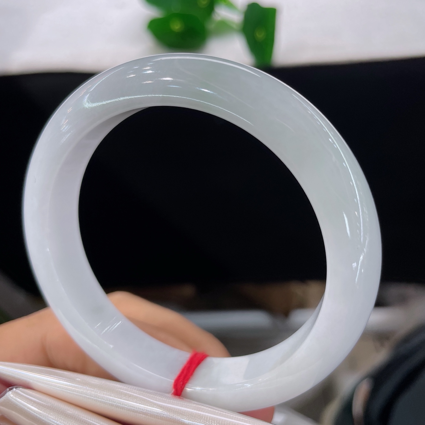 圈口56.7/11.6/8.5，细糯正圈，56/57可戴，仿若霜月凝光，质地澄澈。素净浅白玉身温润细腻。无裂。