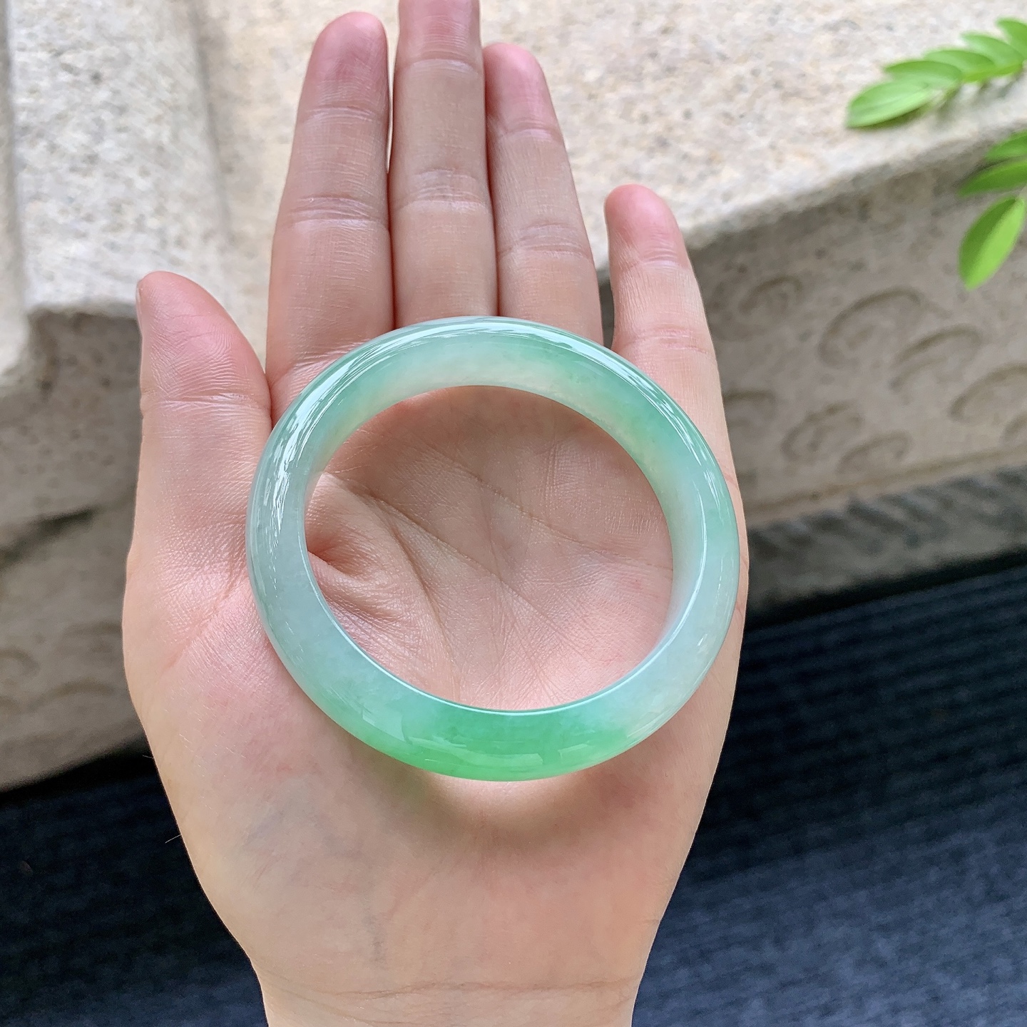 正圈49 50，圈口50.1/12/7.2，编码HT073148，描述冰糯飘绿，水润，种老，细腻，打