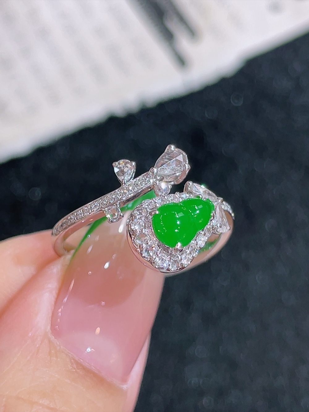 ️冰绿葫芦设计款戒指,无裂,18k金镶嵌,种水,重金镶嵌,南非钻镶,厚装饱满,福禄双全,高端大气,时尚百搭,性比高,13.5圈口,裸石6.6-4.5-5.6含金厚