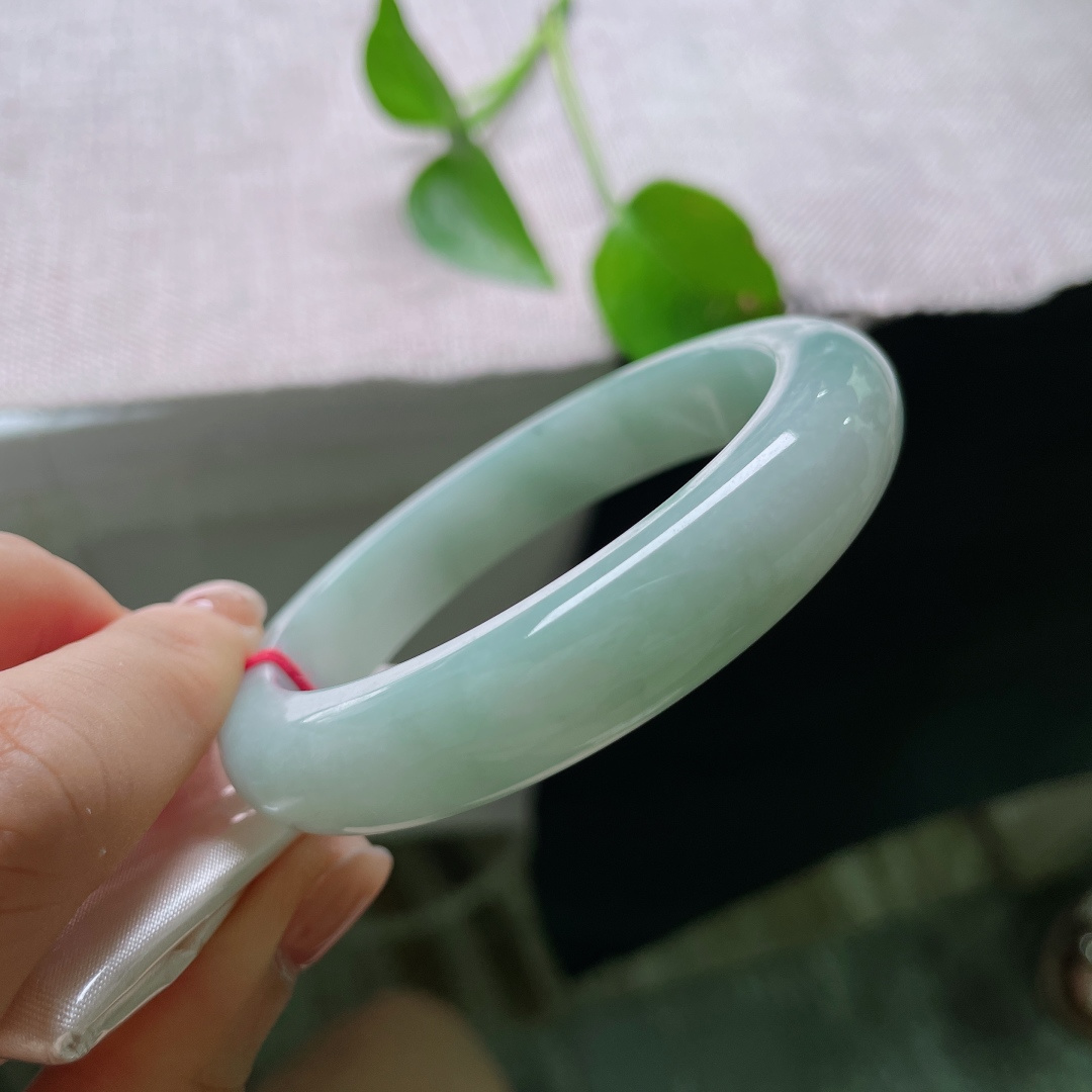蓝底正圈，一点皮纹，淡雅浅青底色，水润冰透，素圈简约大气，佩戴清爽舒适，日常百搭耐看。ss54120a