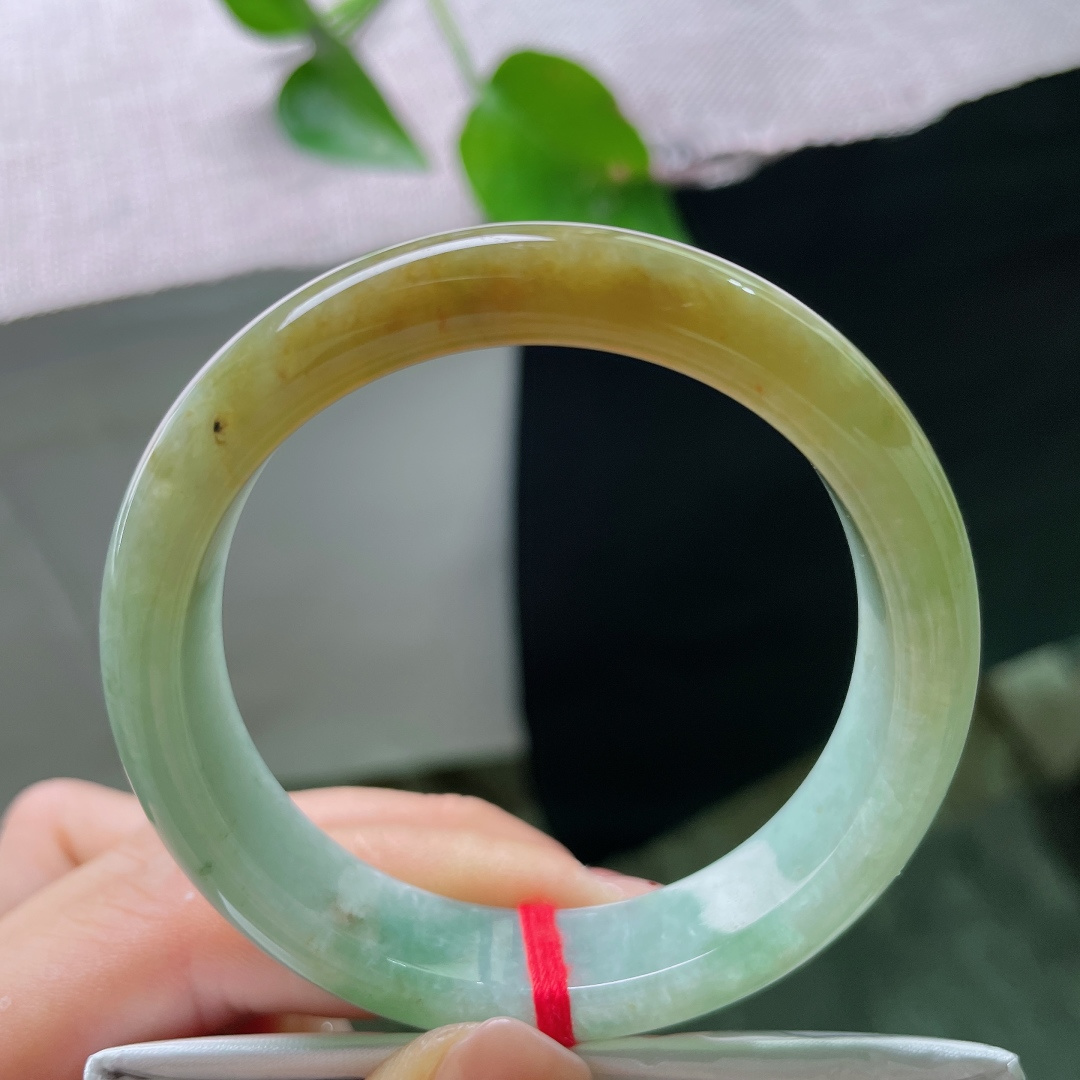 51.8/12.6/7.5，黄翡正圈，水润细腻，种老，佩戴优雅，时尚，无裂，54470a