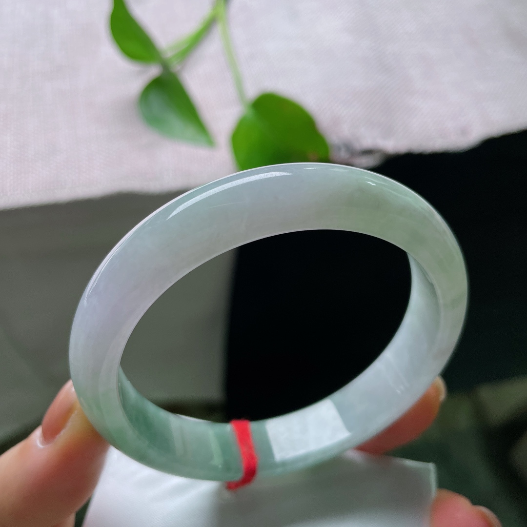 58.9/12.4/8.0，飘花正圈，一点皮纹，半山凝翠，一端清素一端碧韵，浓淡相宜，藏尽山水含蓄之美。ss ss54766a