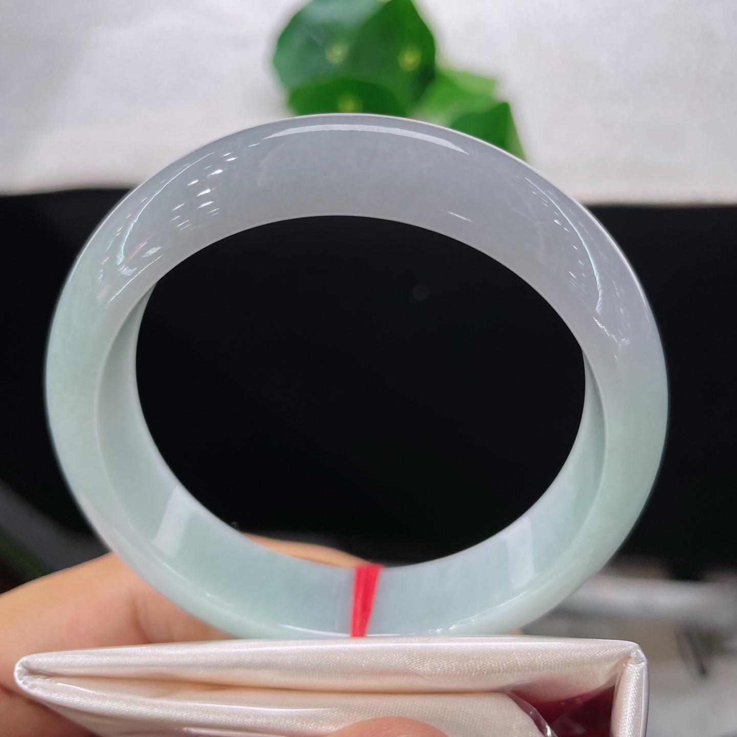 圈口59/14.5/8.1，淡果绿正圈，58/59可戴，仿若涧水含烟，浅青玉底水润莹亮，色泽淡雅。无裂。