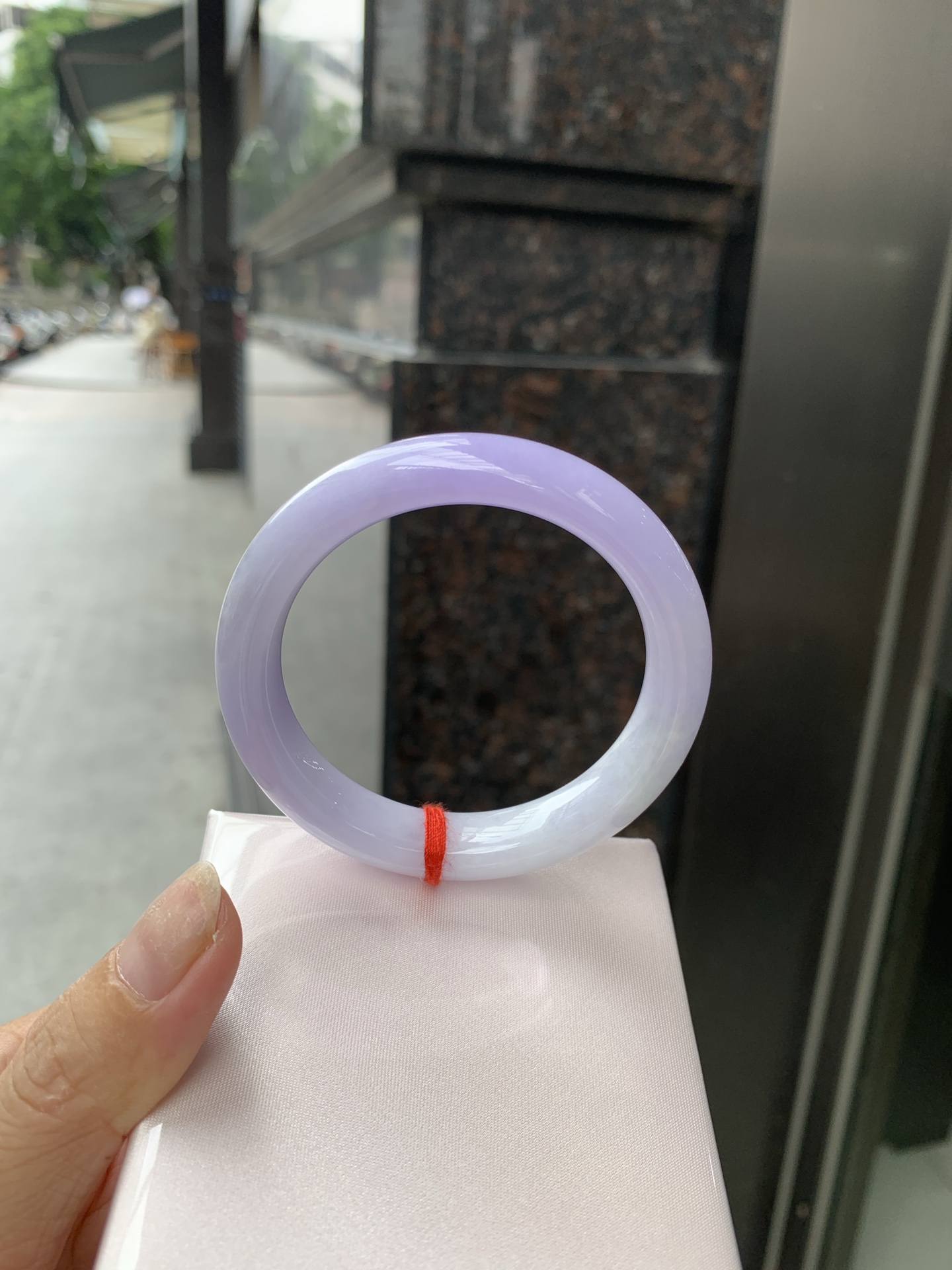 正圈，打灯棉絮，底妆水润，吸睛抢眼，浪漫迷人，仙气飘飘，优雅高贵显气质，感满满，底色均匀不失色，不同光线不一样视觉感受