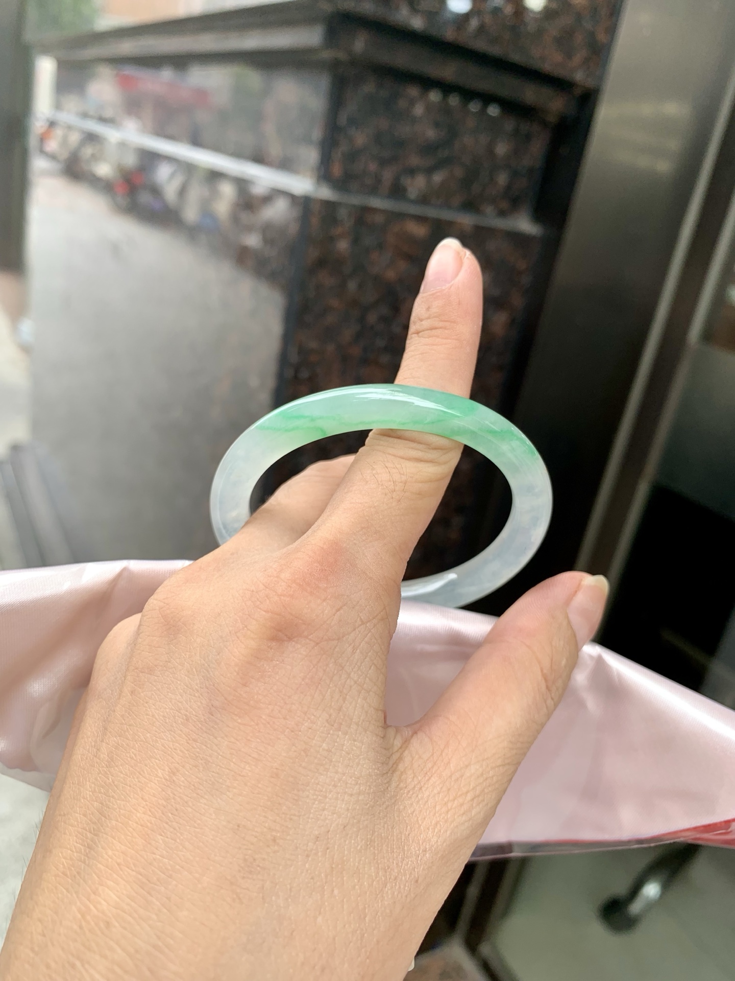 冰飘绿花贵妃，打灯细纹，冰透的底妆上金丝绿花点缀，简约却充满灵气，清新如芽，宛若自然的画卷凝结于腕间，静中带动，韵味悠长