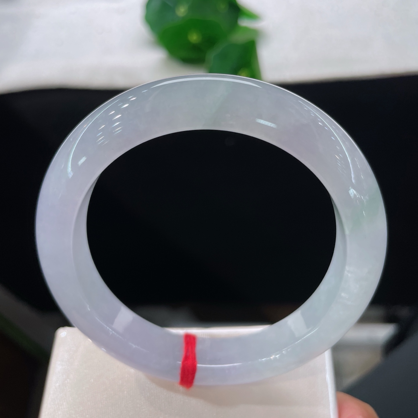 圈口57.6/11.5/8.9，冰紫正圈，57/58可戴，仿若轻烟笼月，质地澄澈。淡紫柔光萦绕。细微纹。