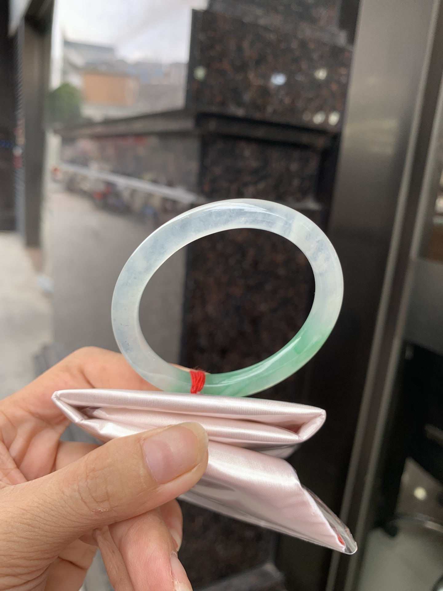 冰飘绿花贵妃，打灯细纹，冰透的底妆上金丝绿花点缀，简约却充满灵气，清新如芽，宛若自然的画卷凝结于腕间，静中带动，韵味悠长