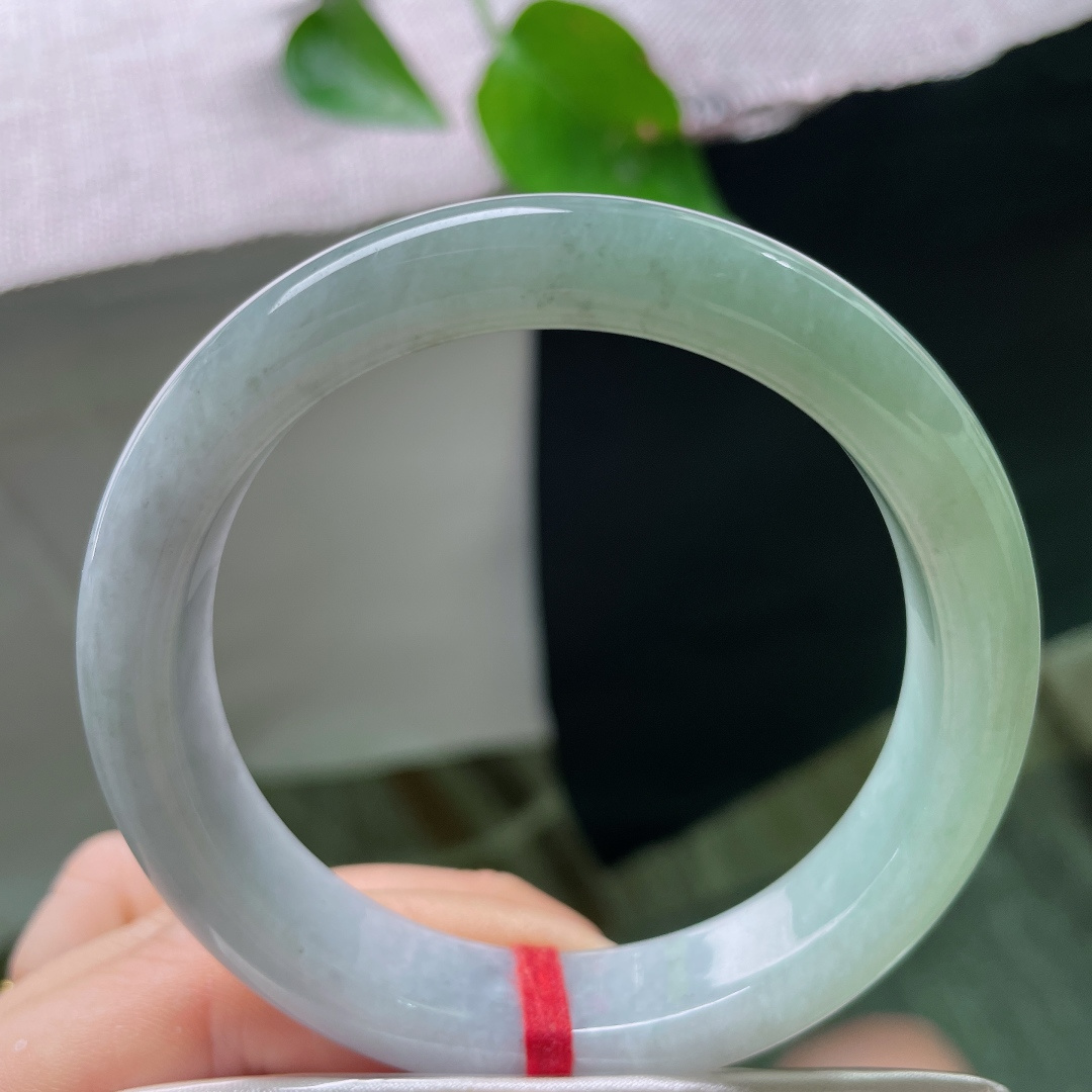 57/12.4/8.4，淡绿淡紫正圈。水润，种老，颜色过度自然，百搭清丽，皮纹，54928a