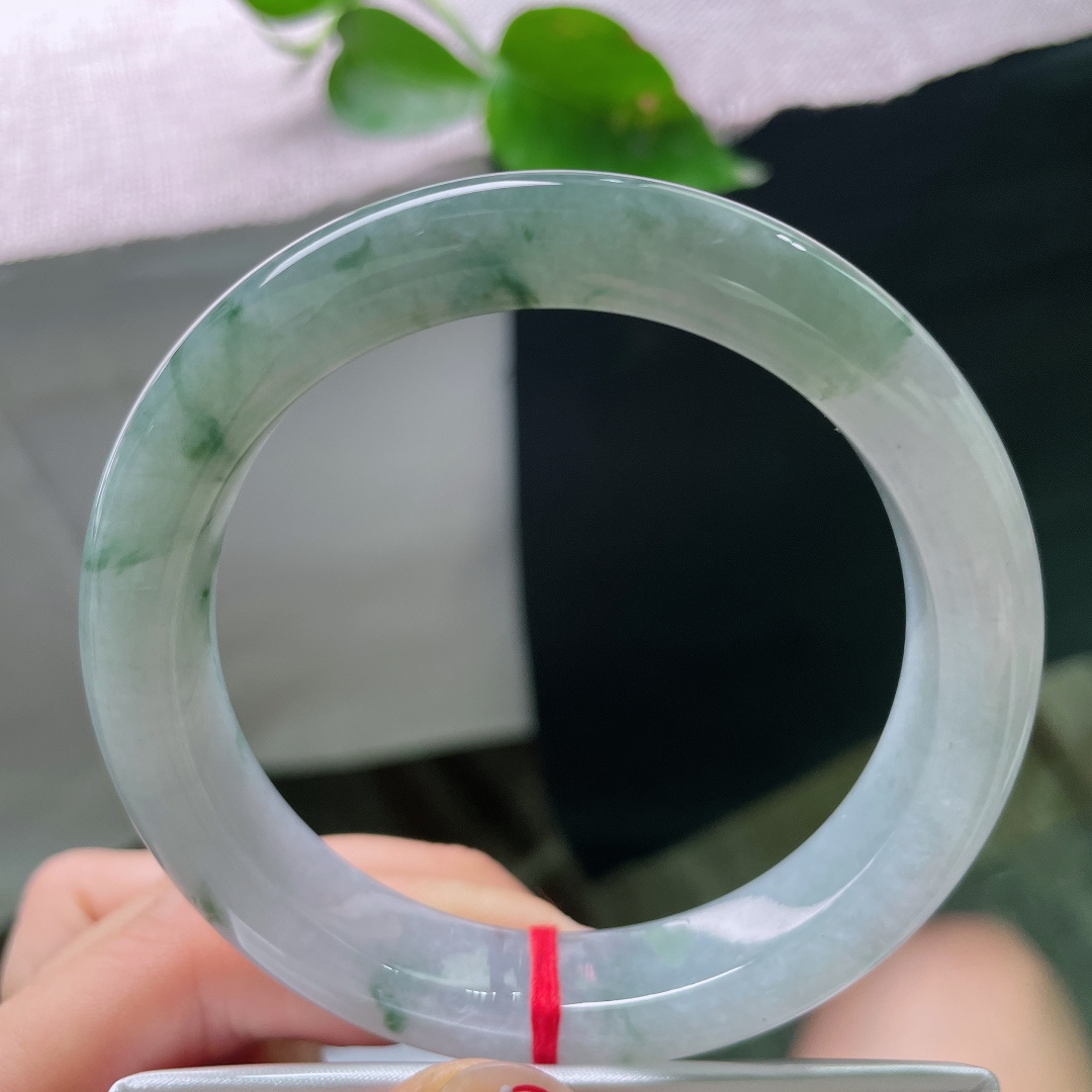60/12.5/9.5，飘花正圈，清透冰底散落缕缕飘花，柔和又耐看，日常佩戴超衬气质。无裂，ss56