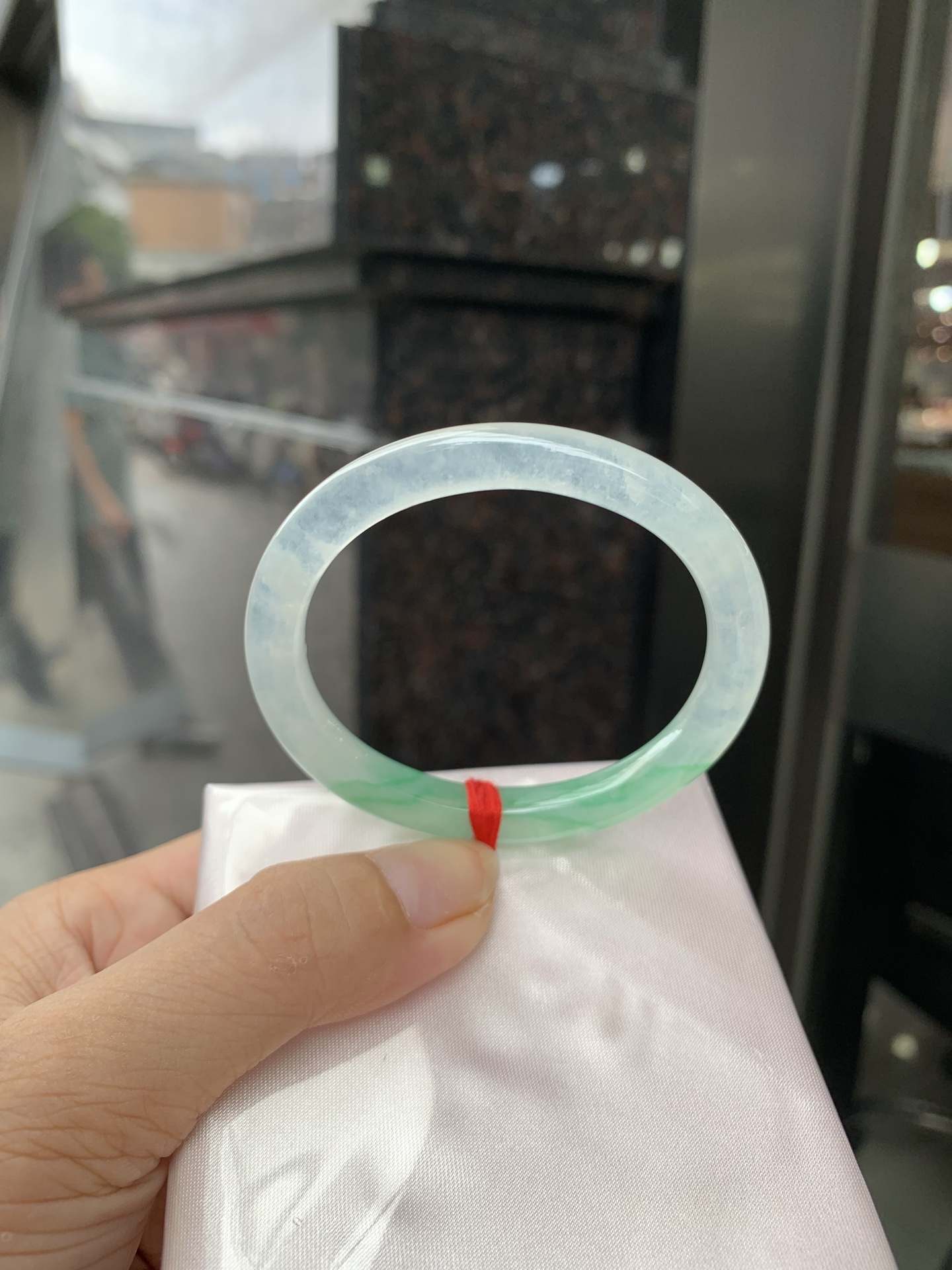 冰飘绿花贵妃，打灯细纹，冰透的底妆上金丝绿花点缀，简约却充满灵气，清新如芽，宛若自然的画卷凝结于腕间，静中带动，韵味悠长