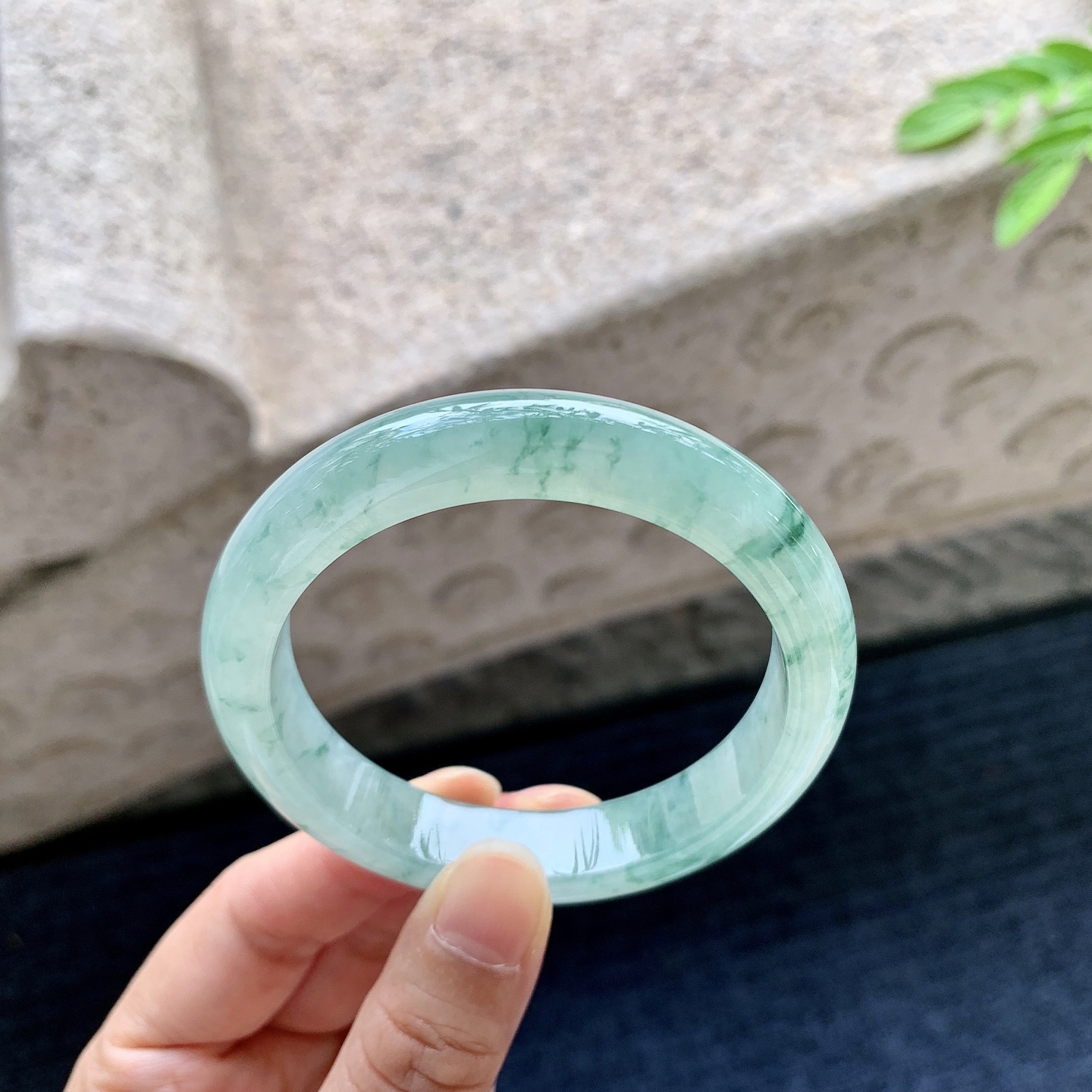 圆条53 54，圈口54.2/11.6/8，编码AD073142，糯冰飘花，水润，种老，细腻，无裂。