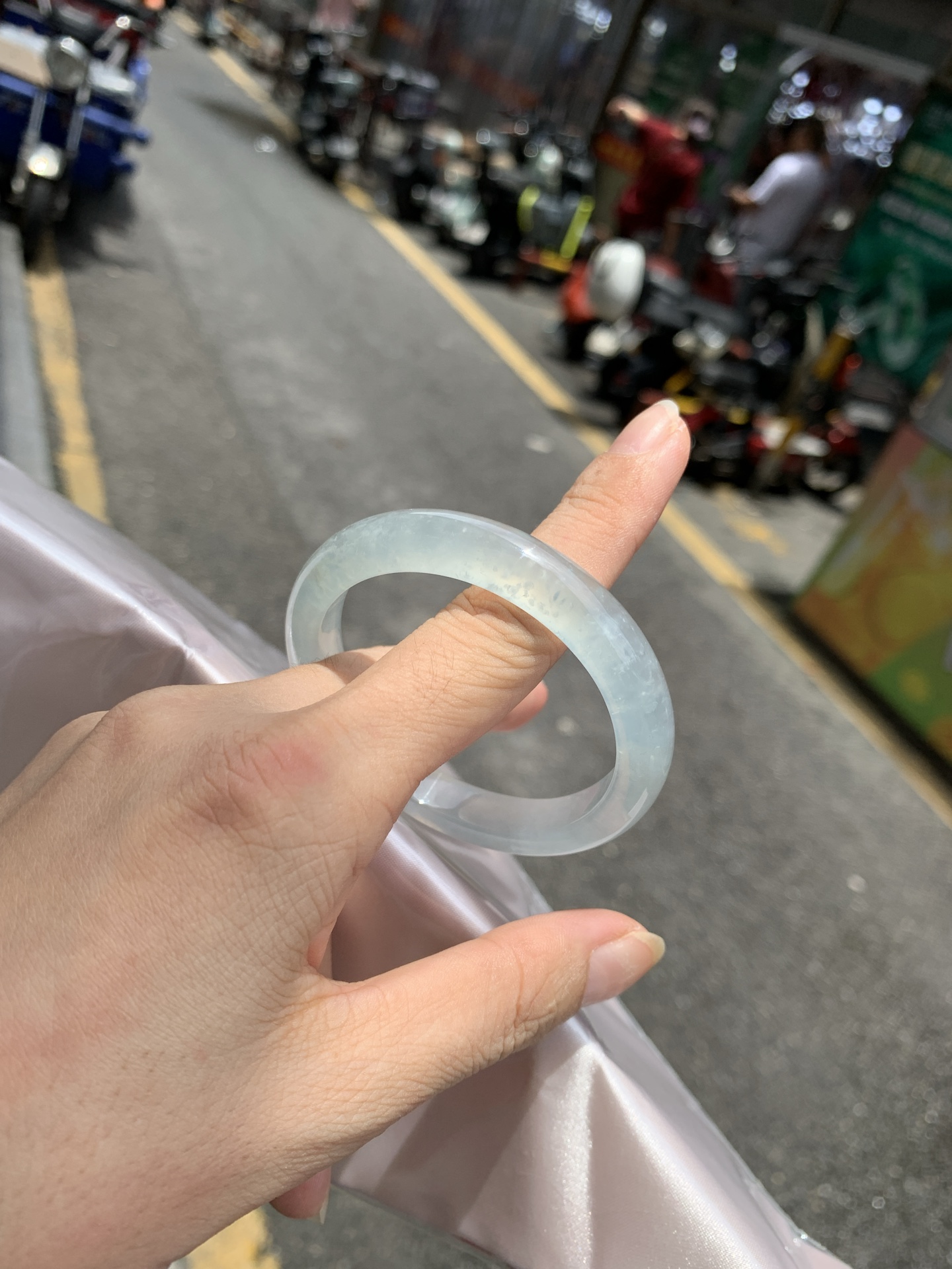 白冰正圈, 打灯几处细纹包容，底妆冰润，一腕清透，不愧是翡翠中的初恋，美得就像一件艺术品