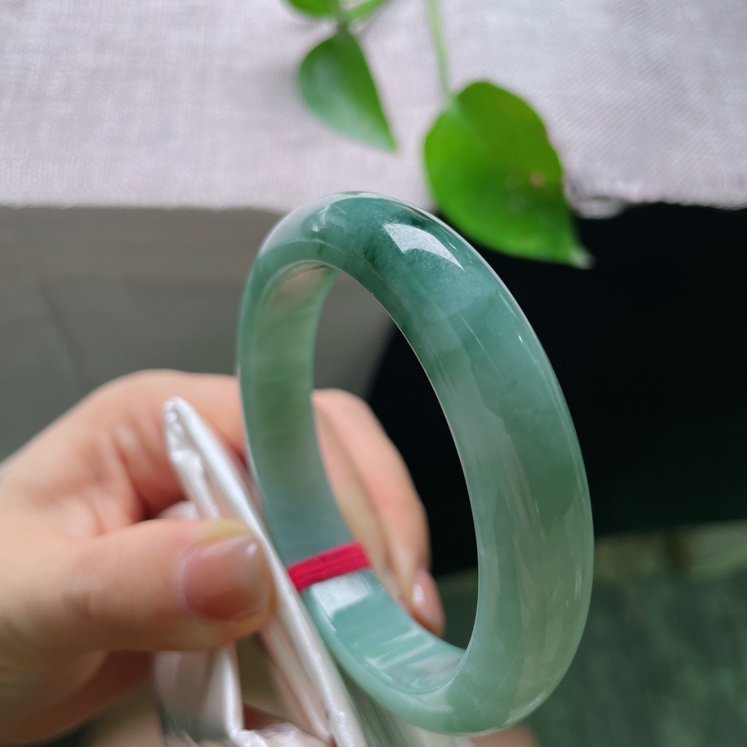 56.1/12.6/8.7，飘花正圈，无裂，一汪湖青，漫染飘花，腕间温润，静显东方雅致。ss54367a