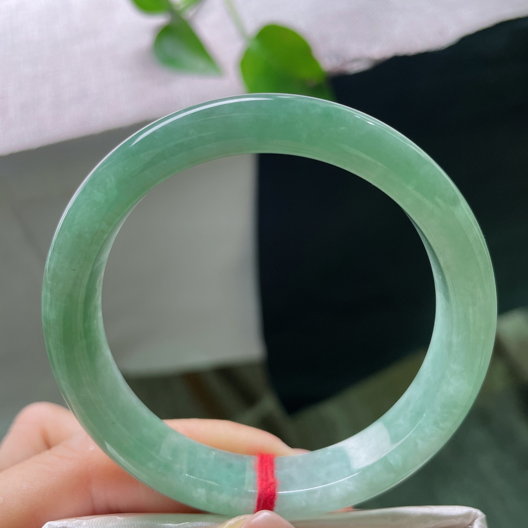 绿底正圈，无裂，一腕晴水碧色，如玉浸春潭，清润柔和，自带悠然静谧的气韵。ss ss48769a