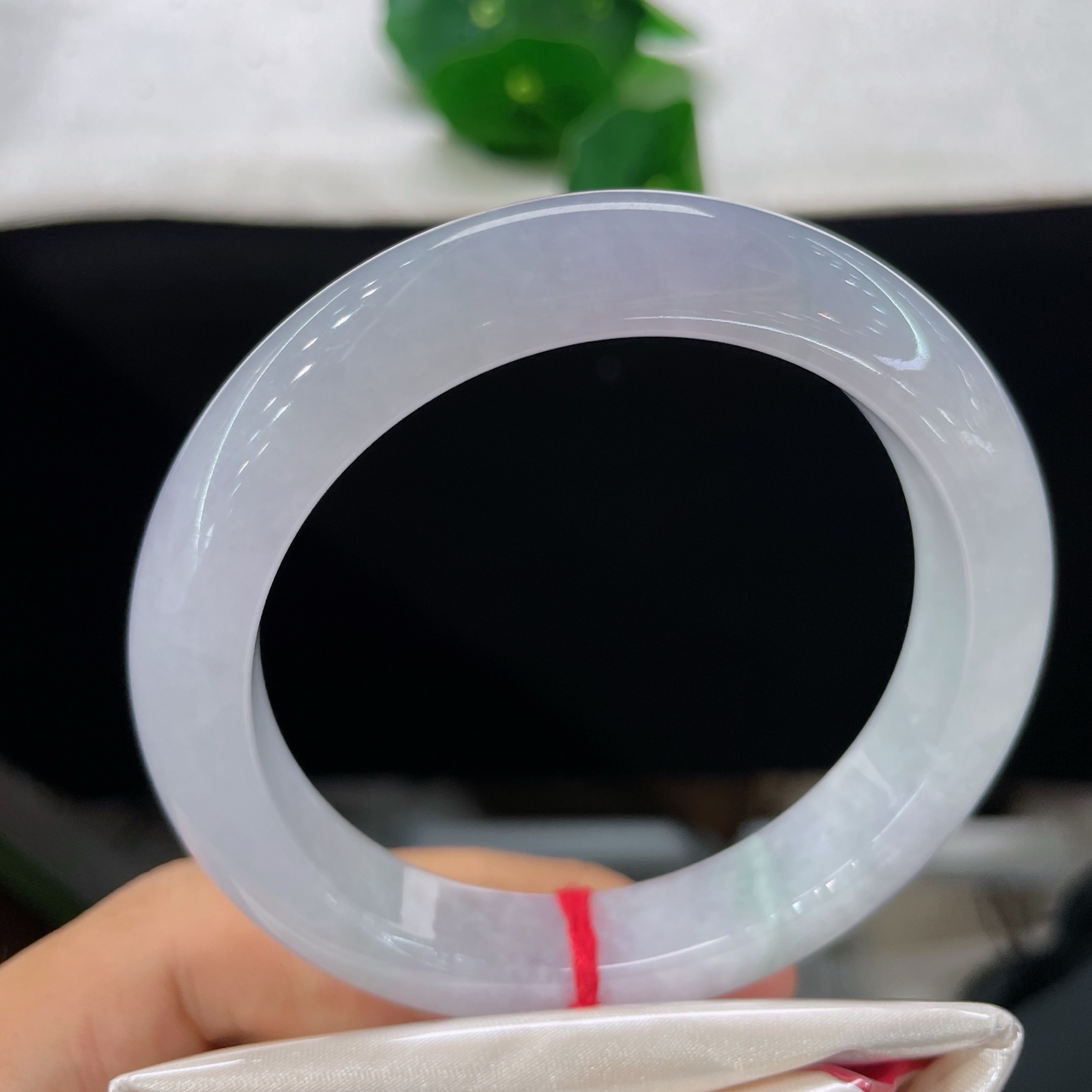 圈口57.6/11.5/8.9，冰紫正圈，57/58可戴，仿若轻烟笼月，质地澄澈。淡紫柔光萦绕。细微纹。