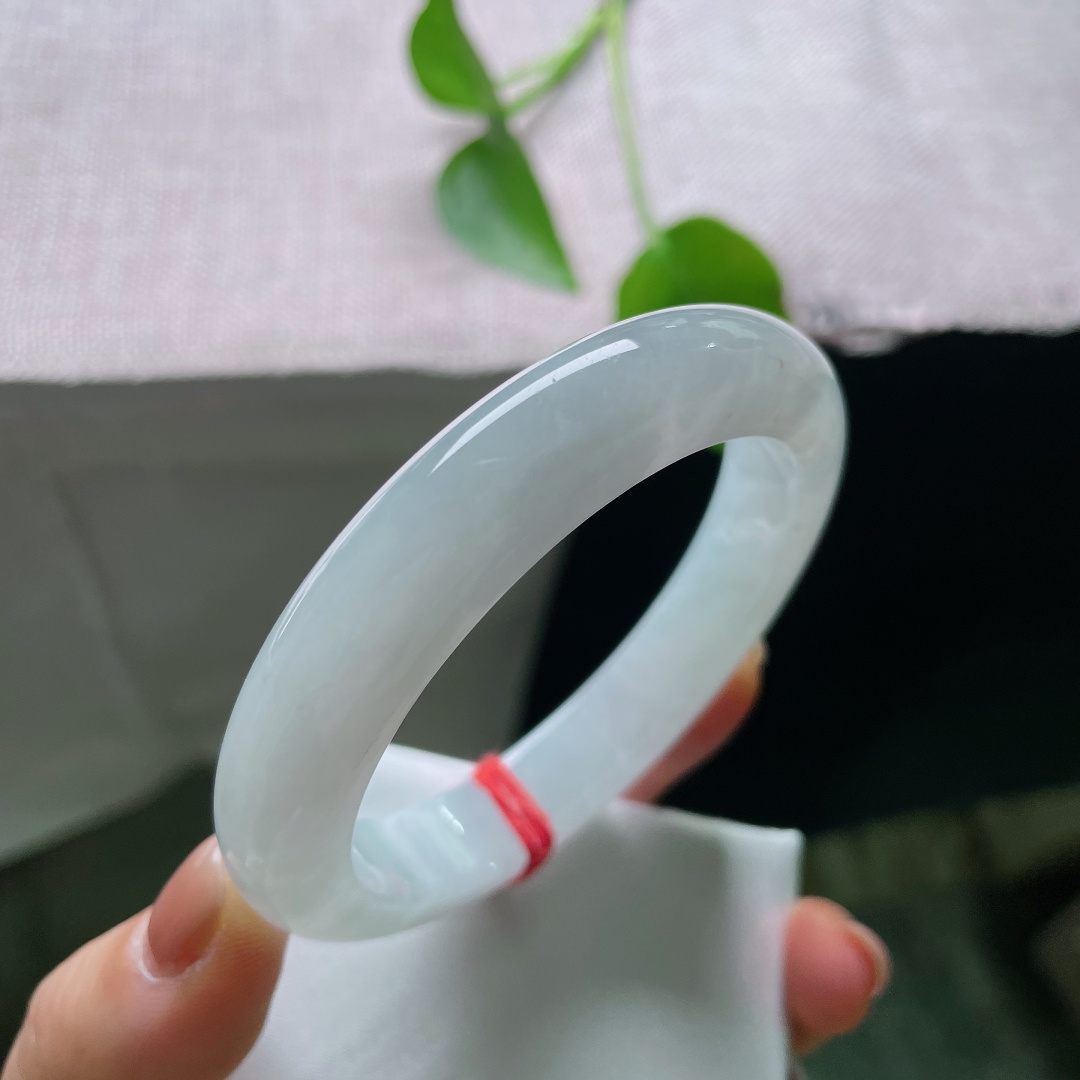 冰底正圈，晶体纹，种质老透莹润，清浅淡青凝于镯身，素净柔和，如一汪静水温润内敛。ss ss56309a