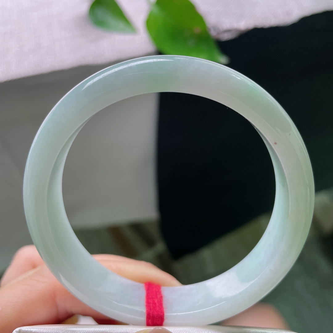 57.7/13.0/7.4，绿底正圈，无裂，薄雾凝玉，淡青浅晕缓缓铺展，清润淡然，藏着一池静水的温柔。ss ss52260a