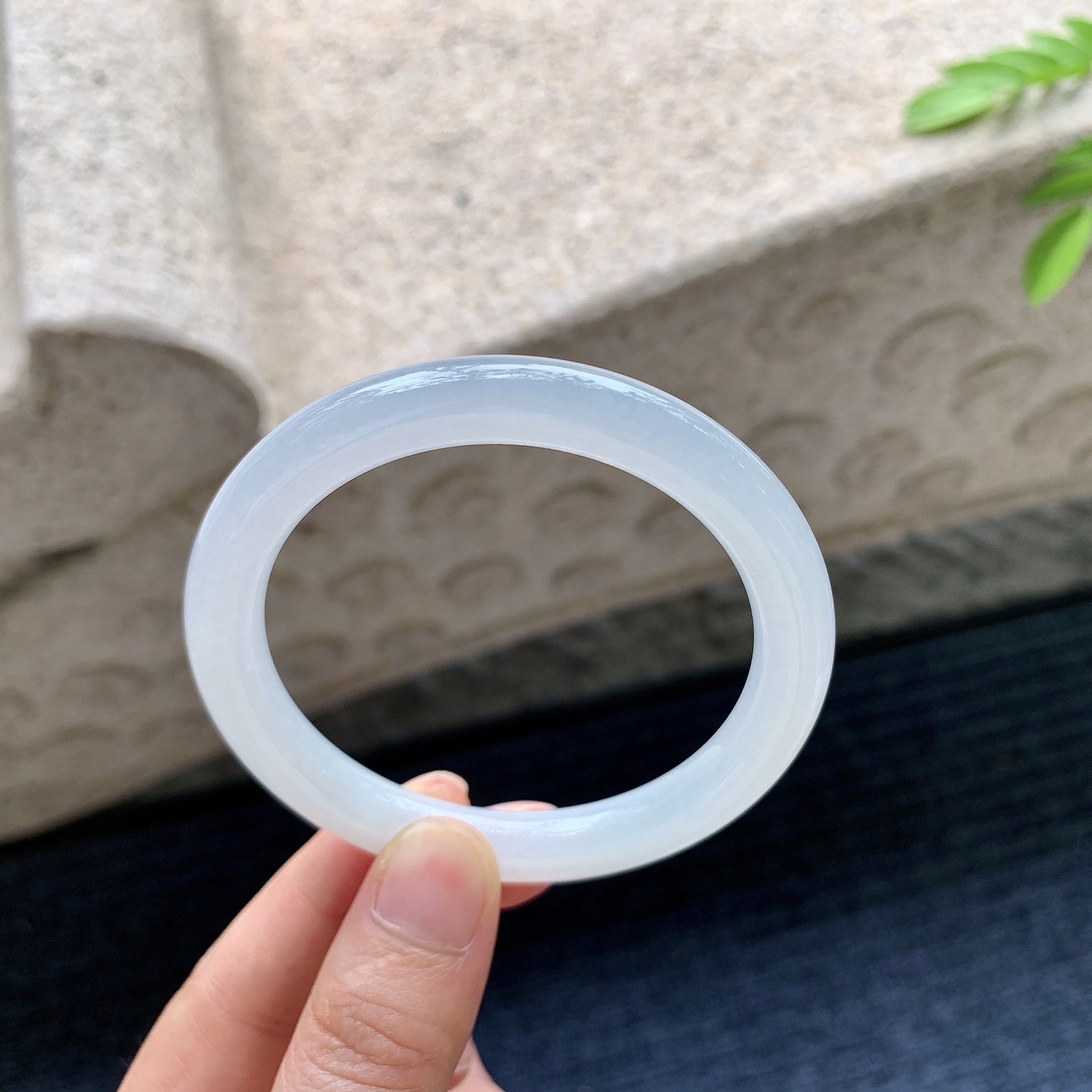 圆条53 54，圈口54.6/8.3/8.3，编码AD073129，细糯底色，水润，种老，细腻，无裂。