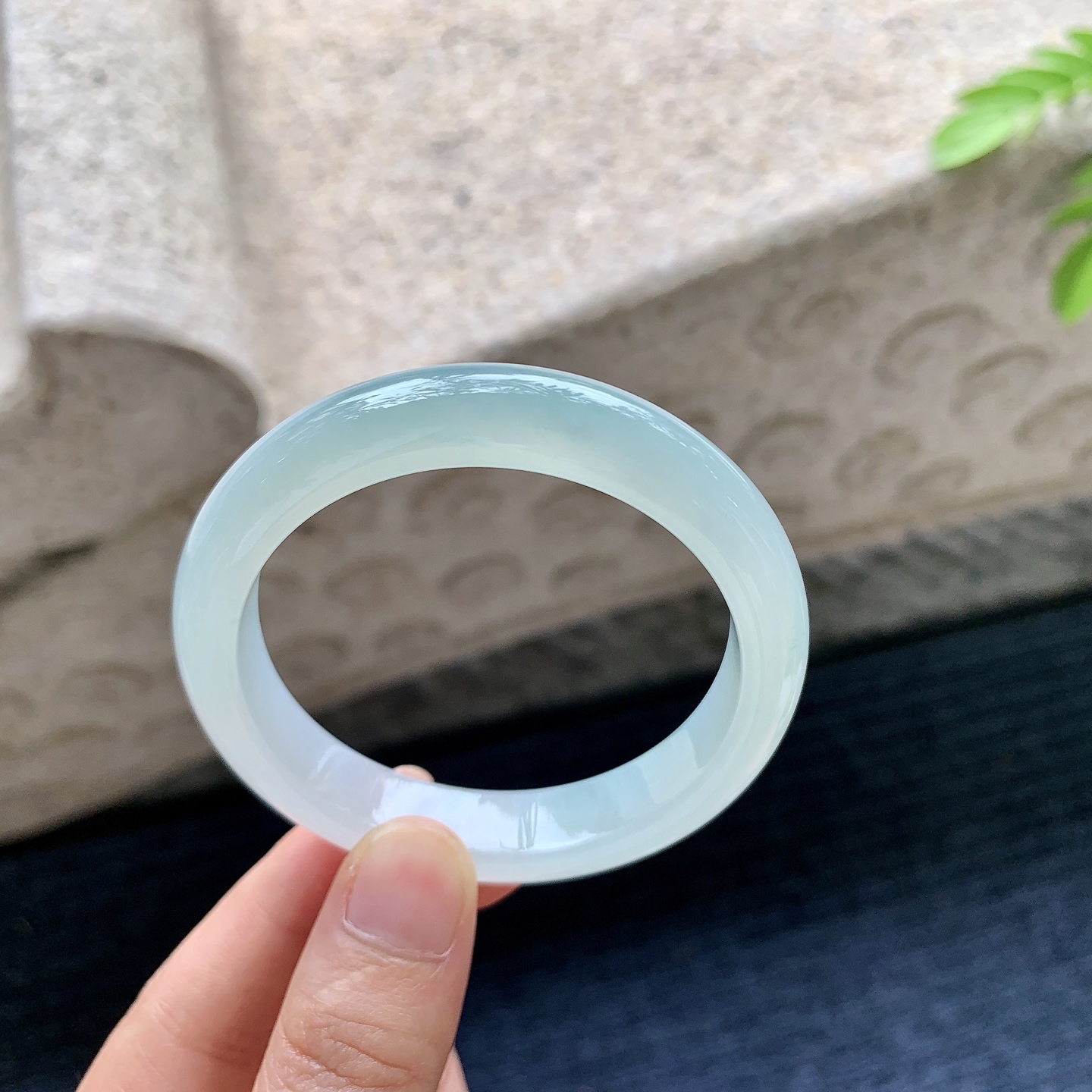 正圈50 51，圈口51.5/11.2/7.5，编码AD073143，糯冰晴底，水润，种老，细腻，无裂。