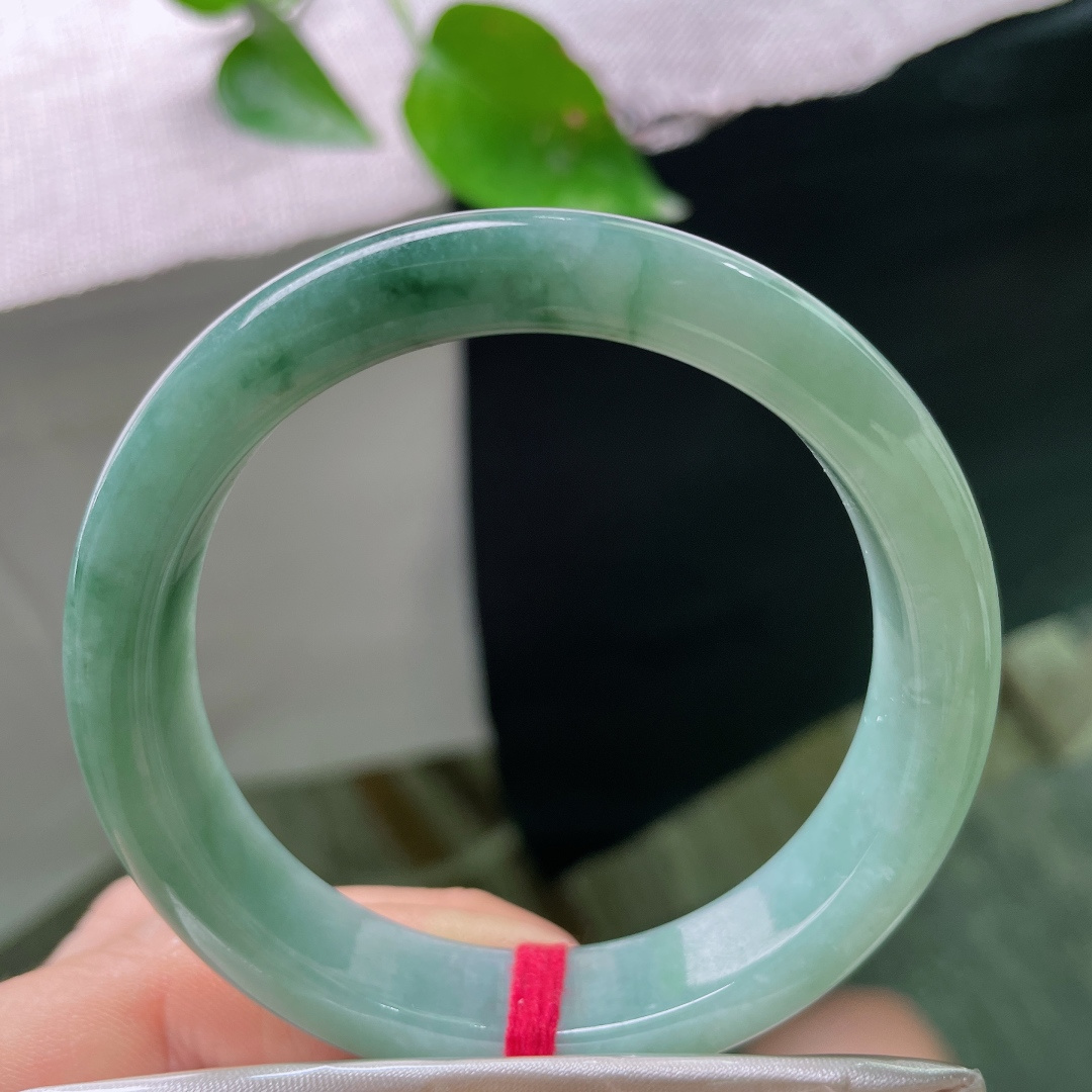 56.1/12.6/8.7，飘花正圈，无裂，一汪湖青，漫染飘花，腕间温润，静显东方雅致。ss5436