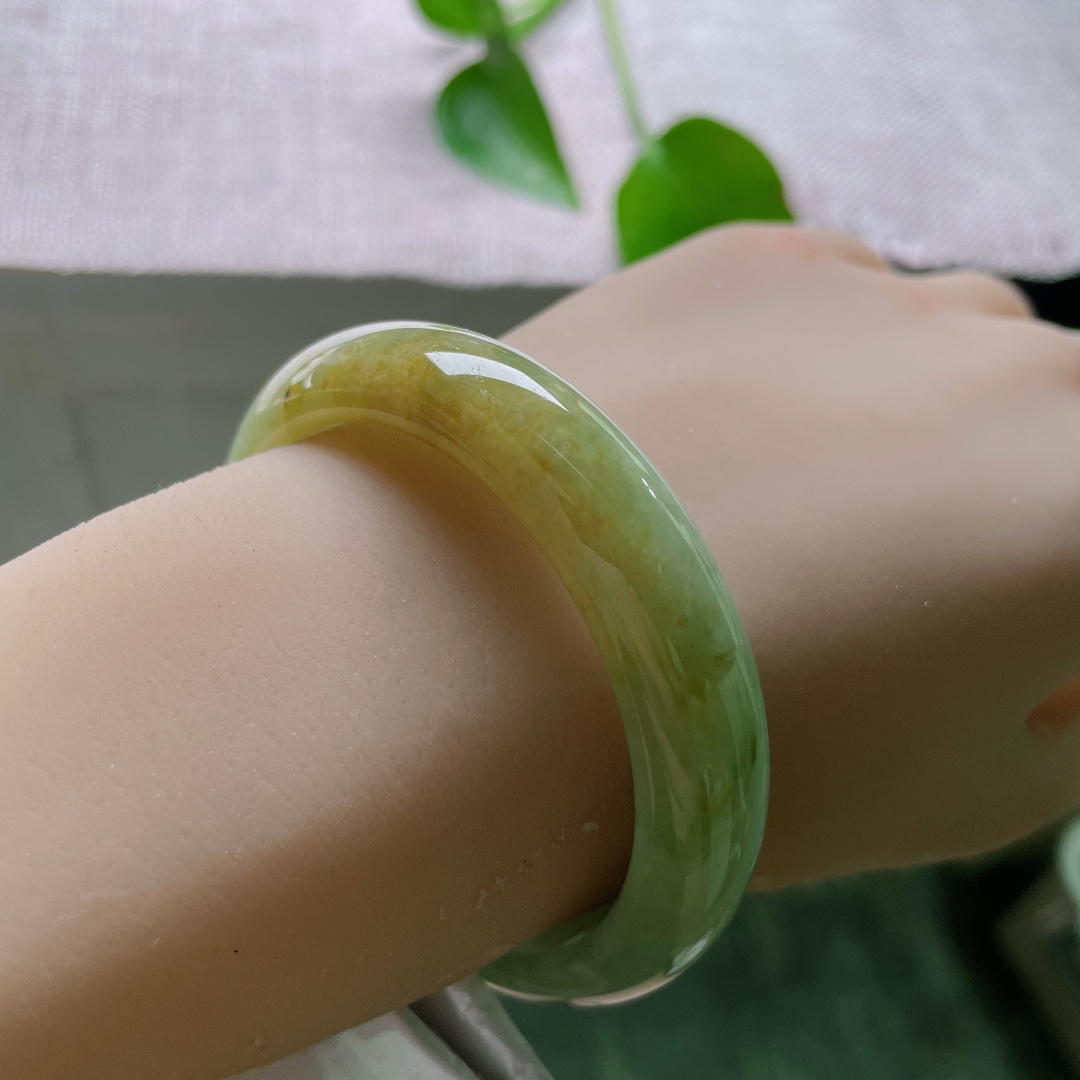 51.8/12.6/7.5，黄翡正圈，水润细腻，种老，佩戴优雅，时尚，无裂，54470a