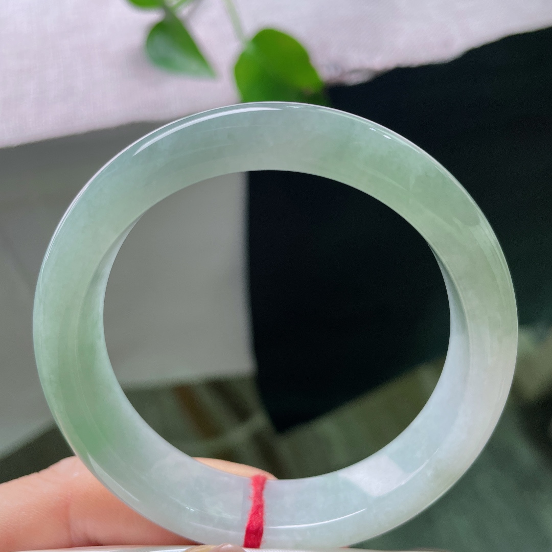 56/13.2/8.2，淡绿底正圈，清浅伊人，干净，种老，佩戴优雅永不过时，一点皮纹，55263a