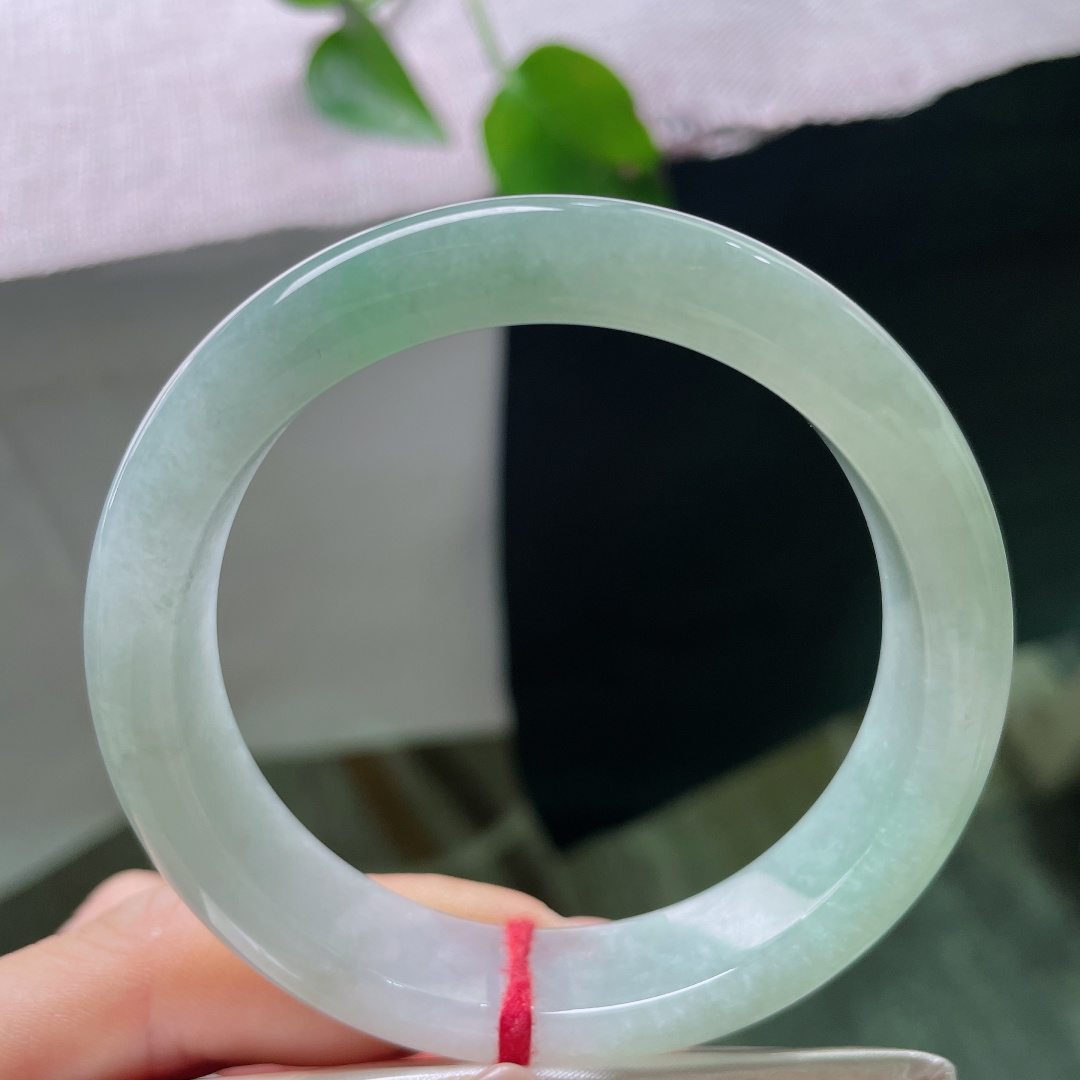 56/13.2/8.2，淡绿底正圈，清浅伊人，干净，种老，佩戴优雅永不过时，一点皮纹，55263a