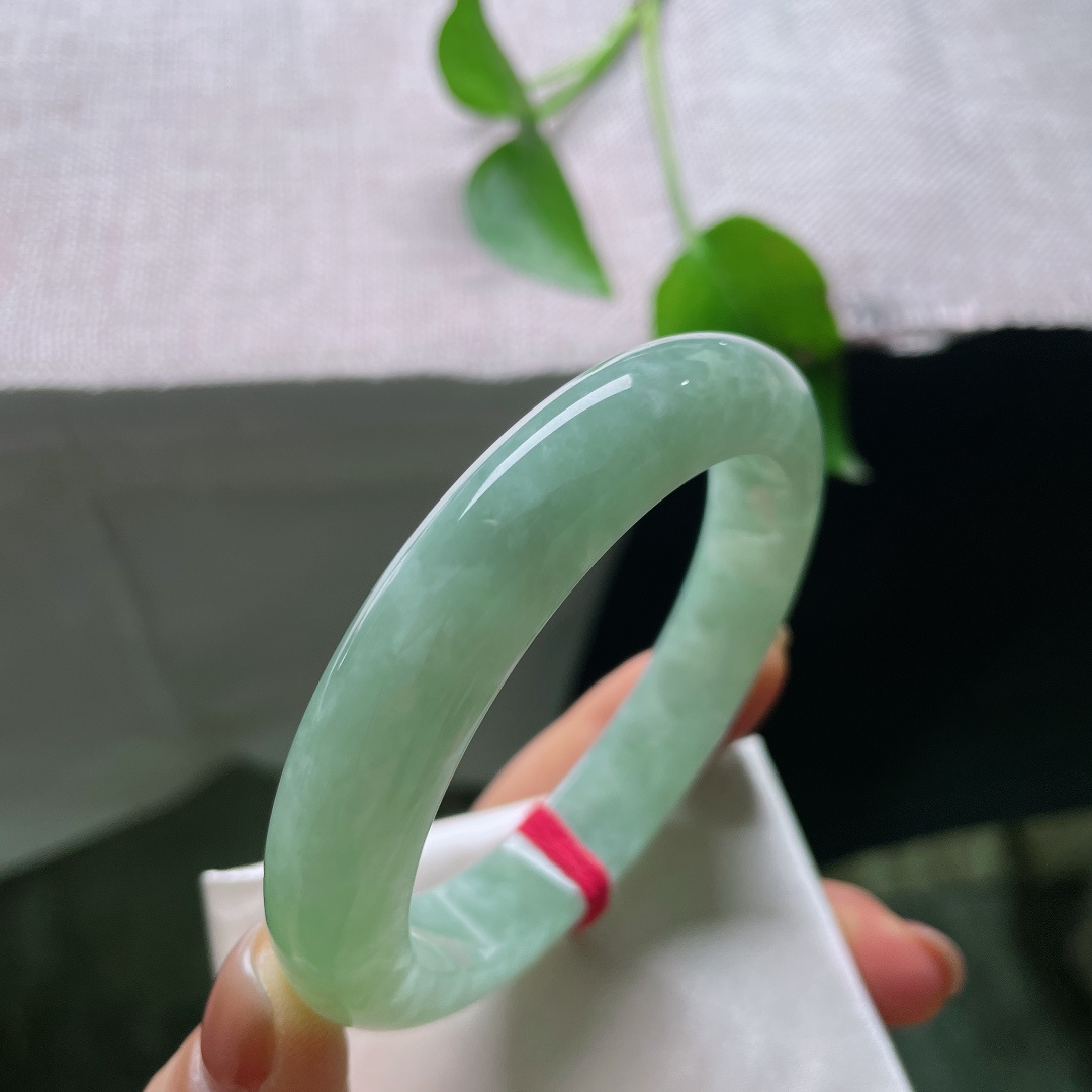 58.2/12.4/9.1，绿底正圈，无裂，腕间一捧清湖碧色，温润晴绿悠然舒展，自带清风拂面的恬淡意境。ss ss54980a
