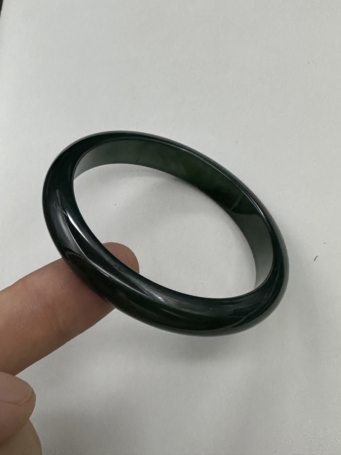 ：【墨翠正圈手镯】圈口：56   黑度不够  灯照全透  种老起光  底极细腻  无裂  品相极好  性比高