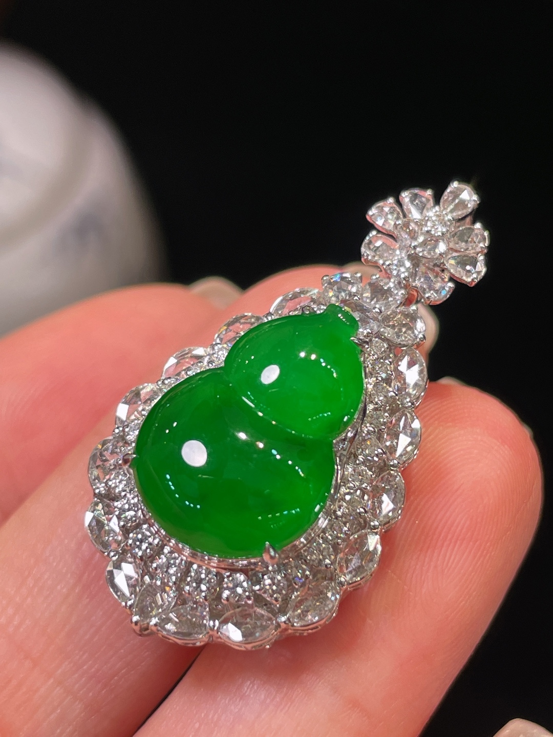翡翠A货 葫芦吊坠，阳绿满色，料子冰润细腻，种老起光，18k金镶真钻，上身佩戴效果很好34.3-18.5-12.9裸石16.3-11.5-5