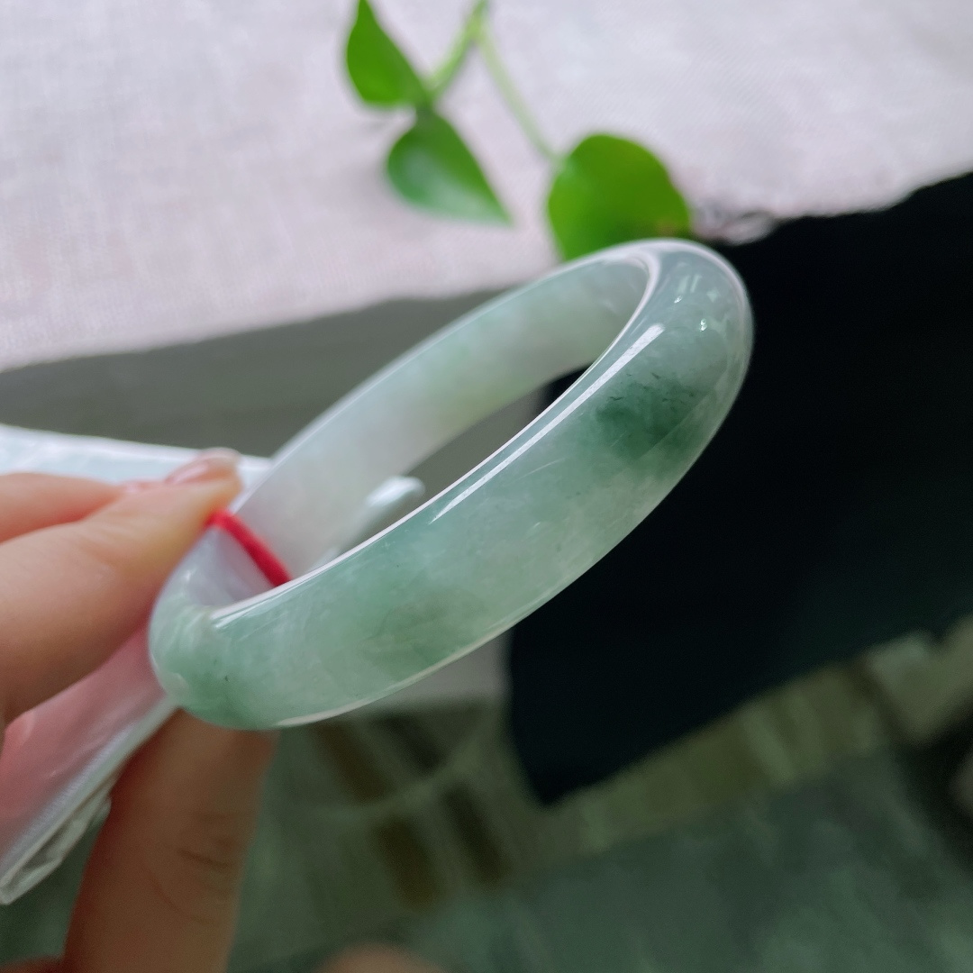 58.9/12.4/8.0，飘花正圈，一点皮纹，半山凝翠，一端清素一端碧韵，浓淡相宜，藏尽山水含蓄之美。ss ss54766a