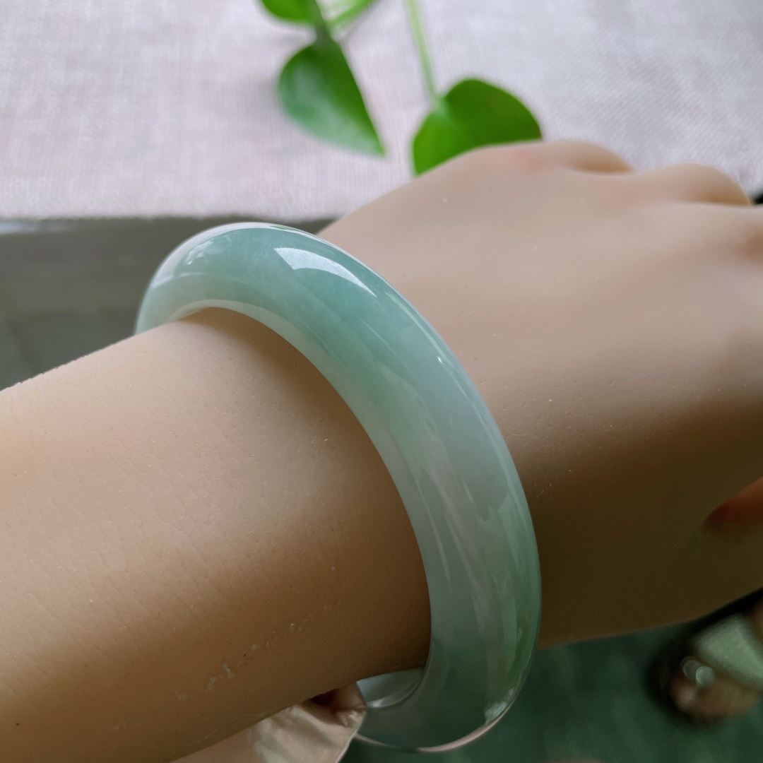 蓝底正圈，一点皮纹，淡雅浅青底色，水润冰透，素圈简约大气，佩戴清爽舒适，日常百搭耐看。ss54120a