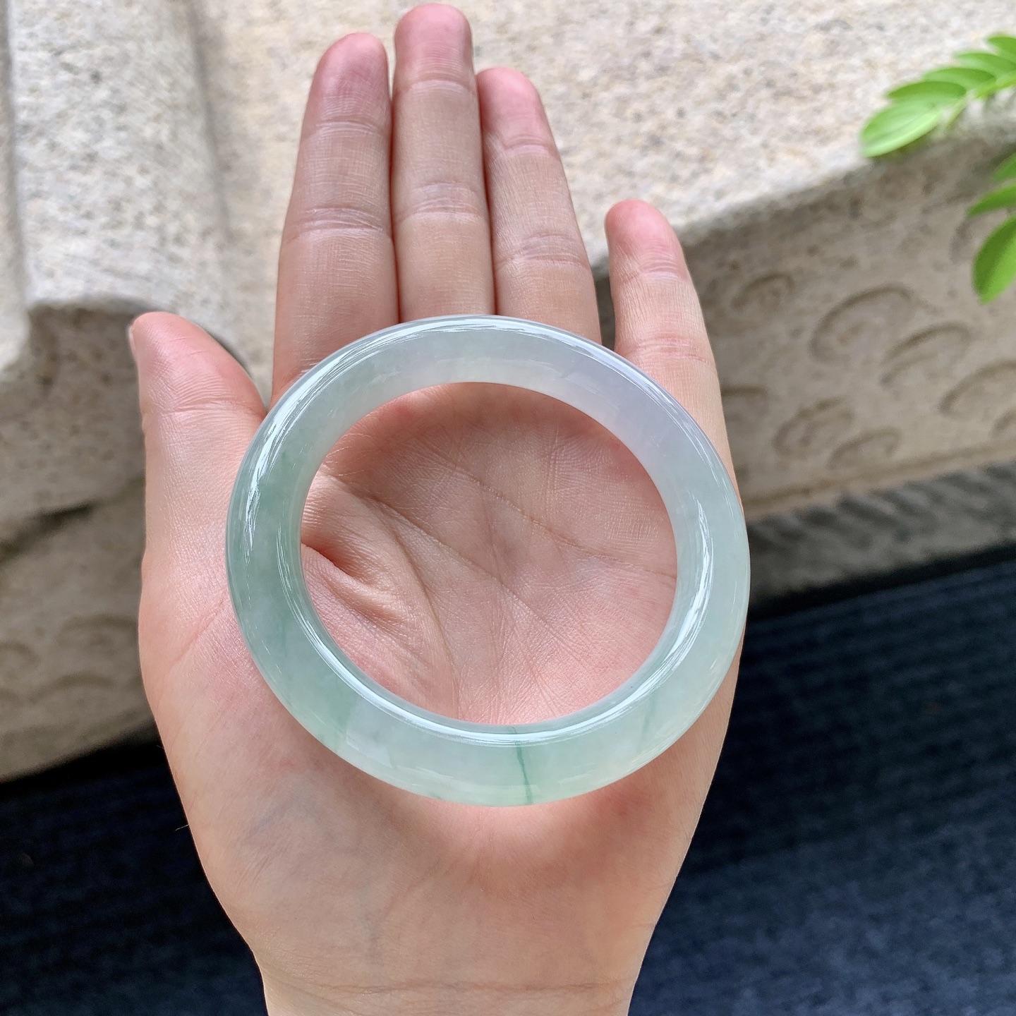 圆条50 51，圈口51/9.8/9.3，编码Q7073169，糯冰飘花，水润，种老，细腻，打灯有纹