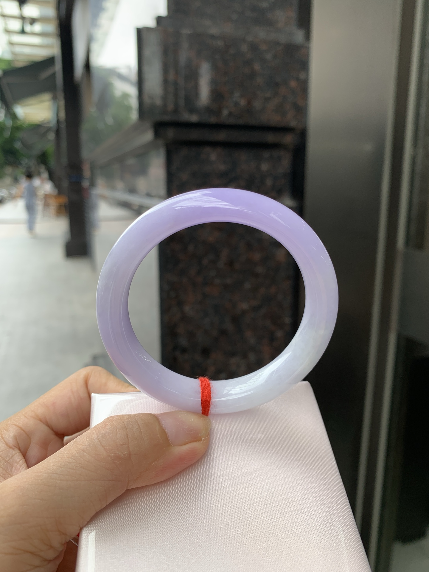 正圈，打灯棉絮，底妆水润，吸睛抢眼，浪漫迷人，仙气飘飘，优雅高贵显气质，感满满，底色均匀不失色，不同光线不一样视觉感受