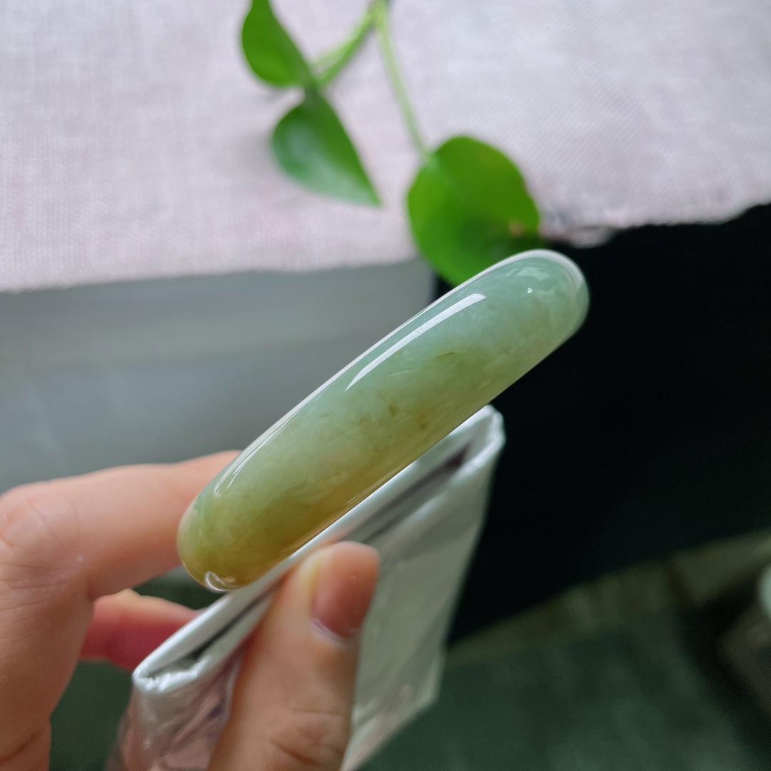 51.8/12.6/7.5，黄翡正圈，水润细腻，种老，佩戴优雅，时尚，无裂，54470a