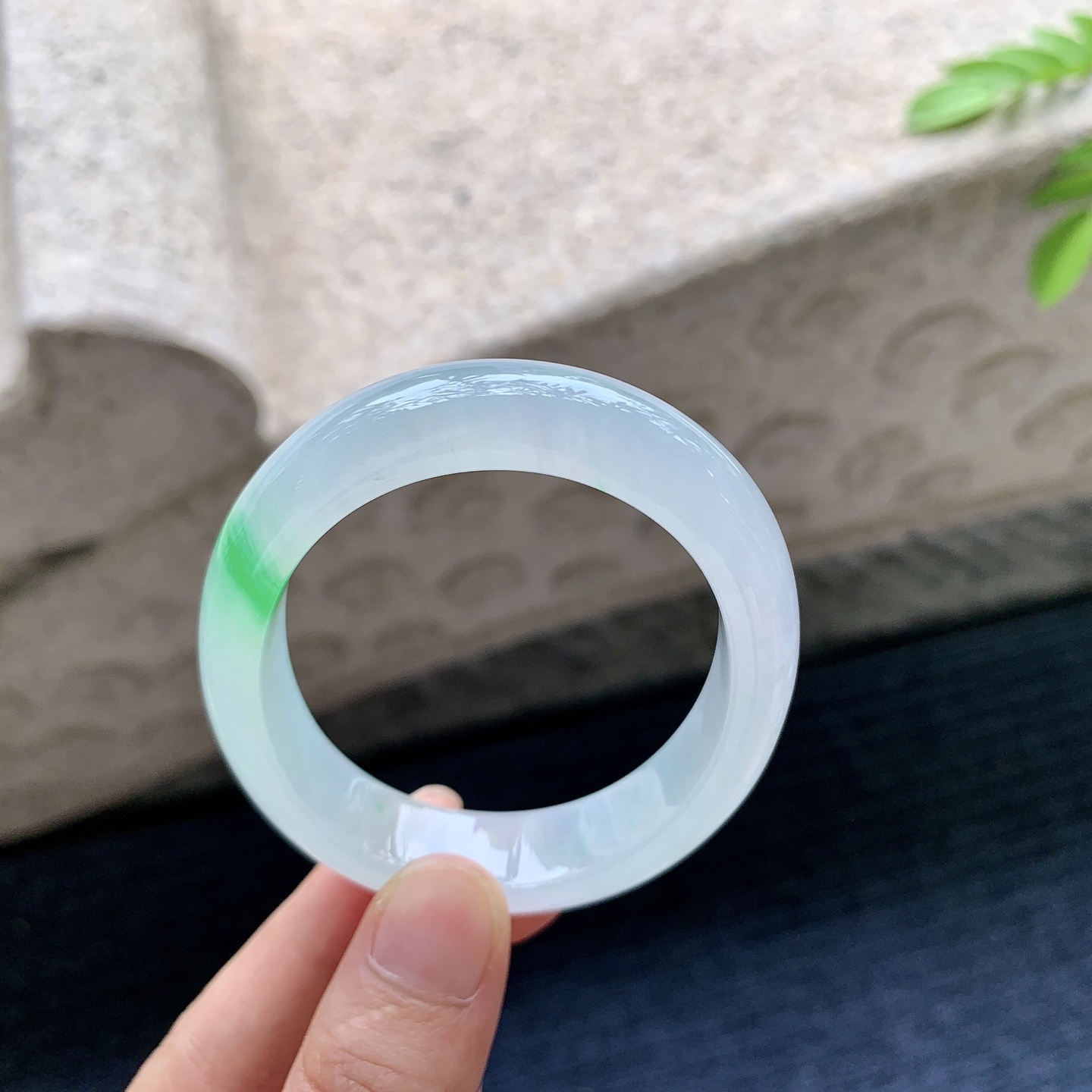贵妃52 53，圈口53.7/45.5/12.1/7.5，编码HT073159，描述：冰糯飘绿，水润，种老，细腻，打灯有絮线
