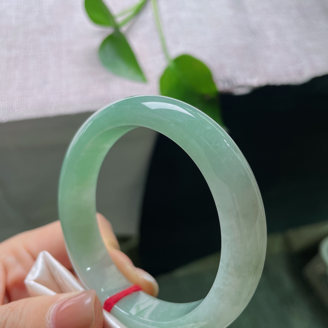 54.2/12.9/8.5，晴底正圈，晶体纹，满圈淡雅晴绿色调，水润通透，素圈简约大方，佩戴清爽舒适，四季百搭。ss ss55267a