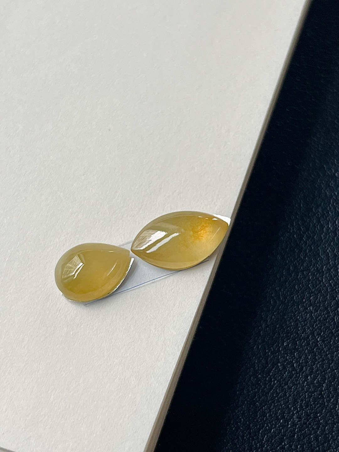 【黄翡马眼水滴一对】颜色艳丽火辣，韵味十足，尺寸：14.5*8.6*4.2，11.3*8.3*4.5