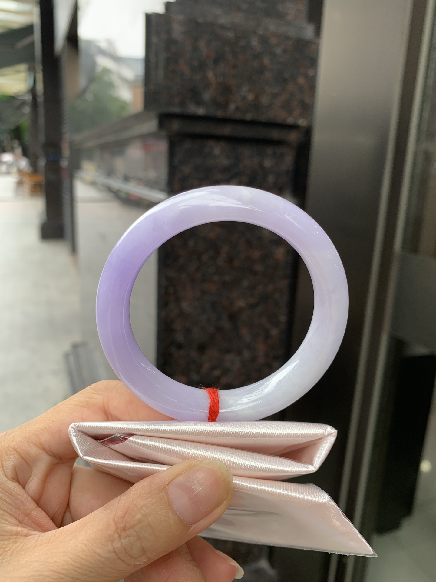 正圈，打灯棉絮，底妆水润，吸睛抢眼，浪漫迷人，仙气飘飘，优雅高贵显气质，感满满，底色均匀不失色，不同光线不一样视觉感受