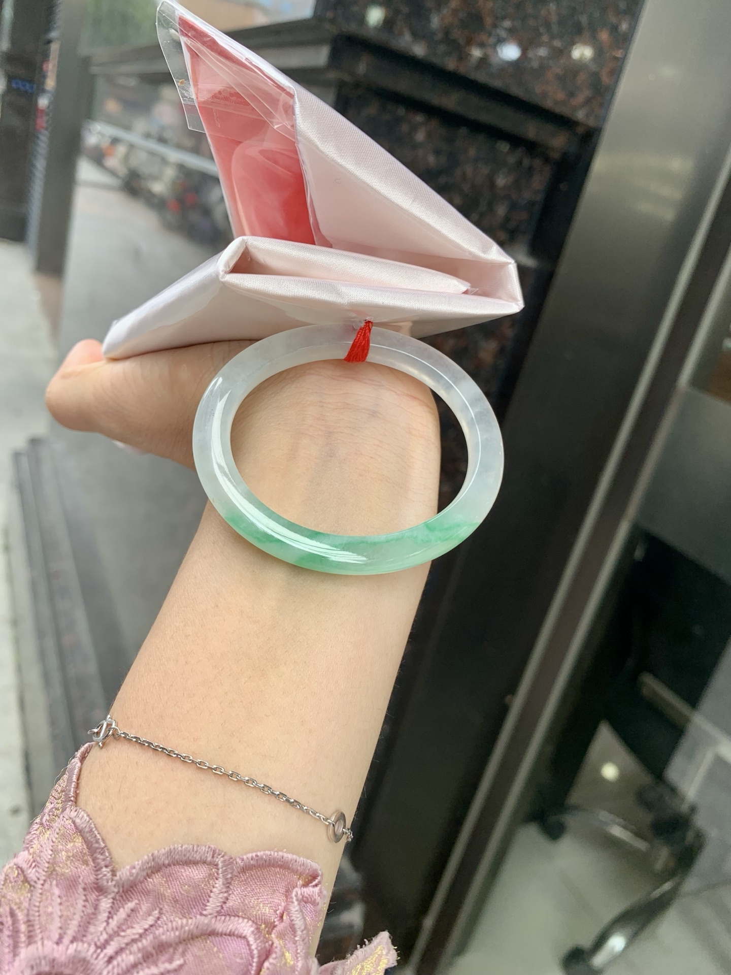 冰飘绿花贵妃，打灯细纹，冰透的底妆上金丝绿花点缀，简约却充满灵气，清新如芽，宛若自然的画卷凝结于腕间，静中带动，韵味悠长