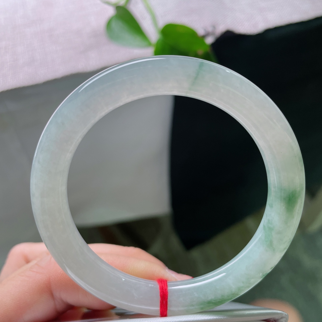 55.2/9.4，飘花圆条，腕间一抹清透。仿佛把江南的烟雨封进了圆润的玉骨里。皮纹，56038a